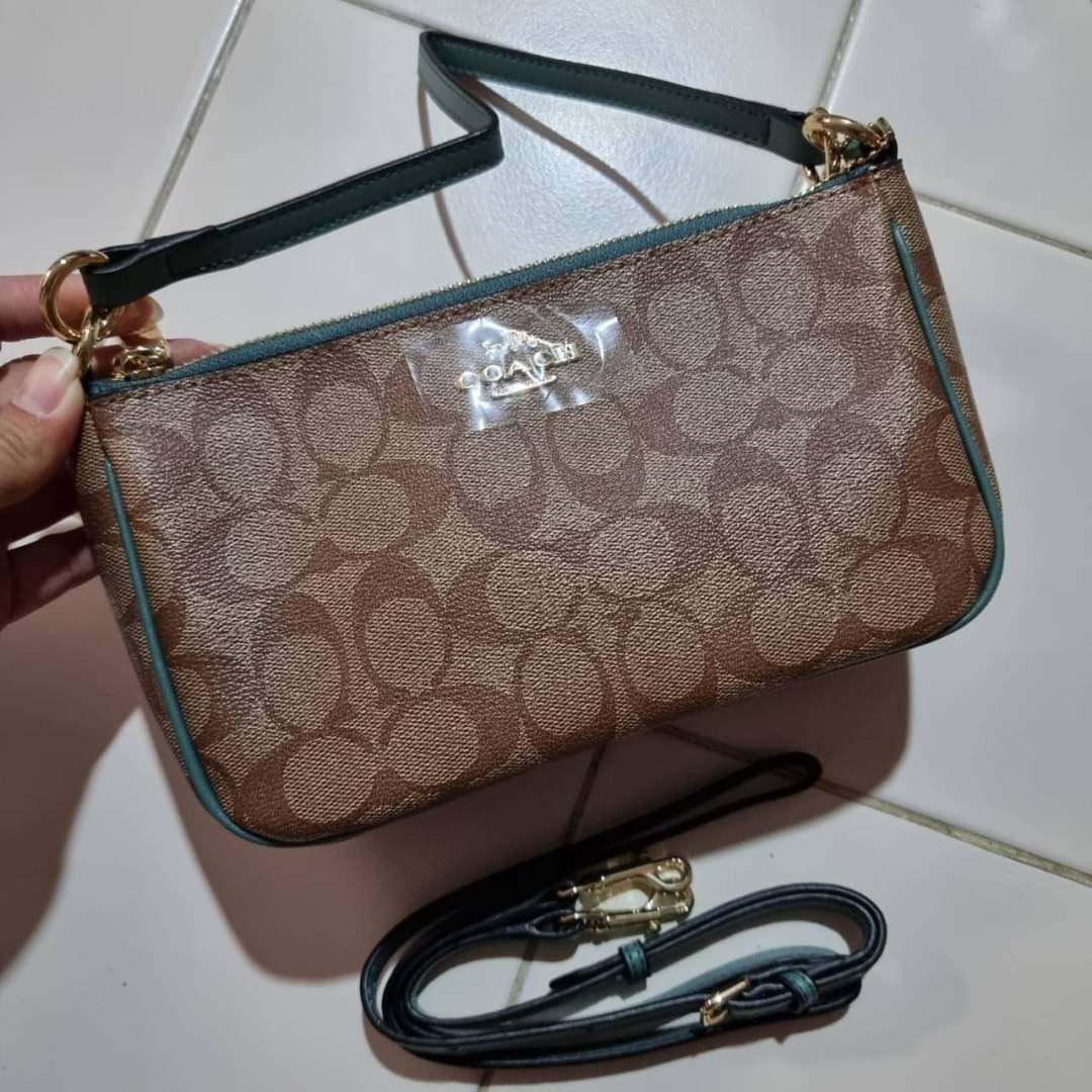 COACH F58321 TOP HANDLE POUCH อีกรุ่นฆ่าไม่ตาย!! 😎 ขายดีขายหมด ขายรวยขายปังๆ!! กระเป๋าพอชจากโค้ช ทรงใช้งานง่าย สะดวก กะทัดรัด วัสดุหนังแคนวาสเคลือบคุณภาพดี มาพร้อมสายคล้องในตัว และสายสะพาย crossbody ปรับเปลี่ยนได้ตามสไตล์ อีกหนึ่งไอเท็มที่สาวๆต้อง