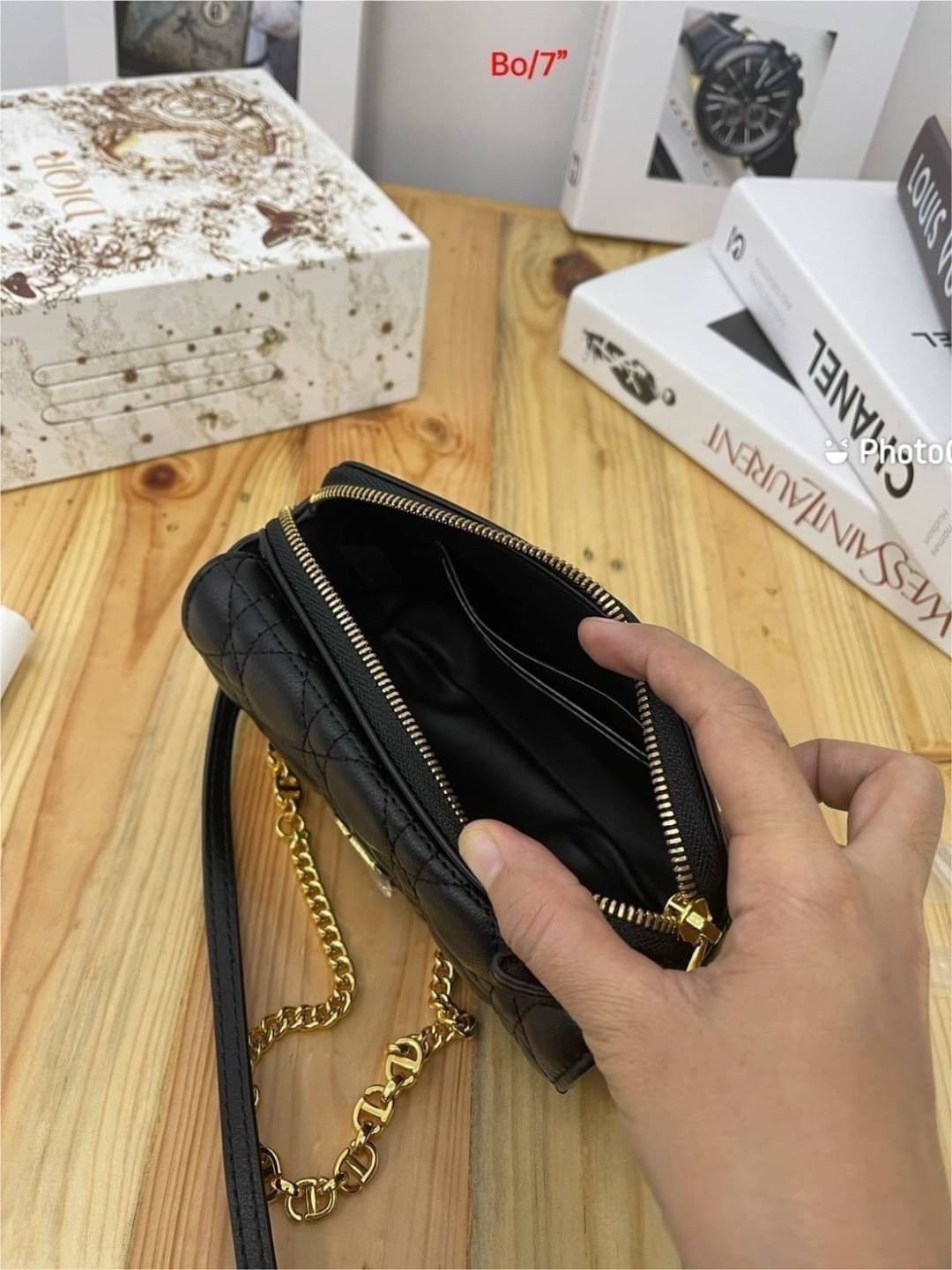 Dior Caro Pouch With Chain กระเป๋าสะพายทรงพอช รุ่นใหม่ ทรงใช้งานง่าย สะดวก กะทัดรัด วัสดุหนังคุณภาพดี มาพร้อมสายหนังสะพาย crossbody และสายโซ่อะไหล่ทองถอดออกได้ ปรับเปลี่ยนได้ตามสไตล์ อีกหนึ่งไอเท็มที่สาวๆต้องมีน้า 🛍 บอกเลยว่าเด็ดจ้า!!