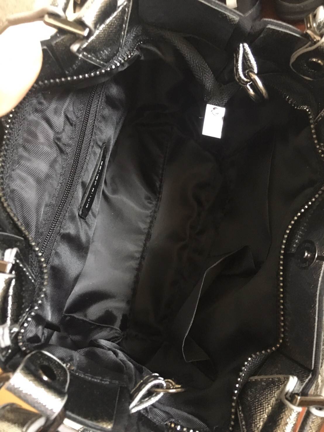 ลายใหม่ V shape หนังวิ้งๆ ลาย Limited edition หายาก สวย modern มากค่า 👍ปรับทรงได้ 2 แบบ น่ารักมาก สี Gloss grey สวยเข้ากับชุดง่ายมาก 💥💥น้ำหนักเบาเพียงแค่ 3.5 ขีดเท่านั้น !!!! 📌📌กระเป๋า จากแบรนด์ David Jones กระเป๋าส