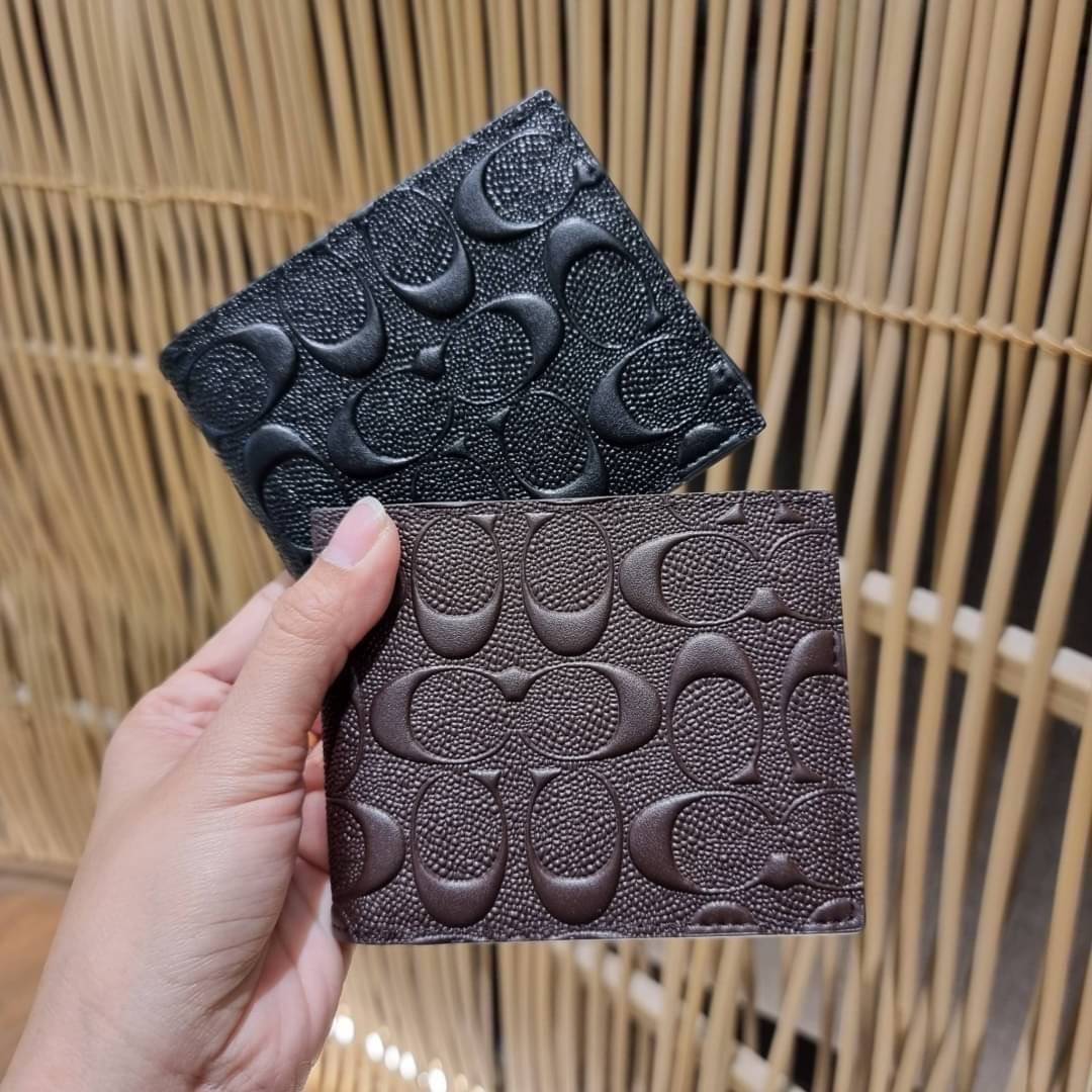 COACH 75371 COMPACT ID WALLET IN SIGNATURE CROSSGRAIN LEATHER กระเป๋าสตางค์ผู้ชาย ลาย c นูนเต็มใบ หนัง crossgrain อีกรุ่นที่ยอดขายไม่เคยตก 🤑🤑 ใบจริงดูผู้ดี ดูแพง!! ภายในมีช่องใส่บัตรได้เยอะ ใส่ธนบัตรได้ทุกใบ ซื้อให้คุณหนุ่มๆรับรองประทับใจไ