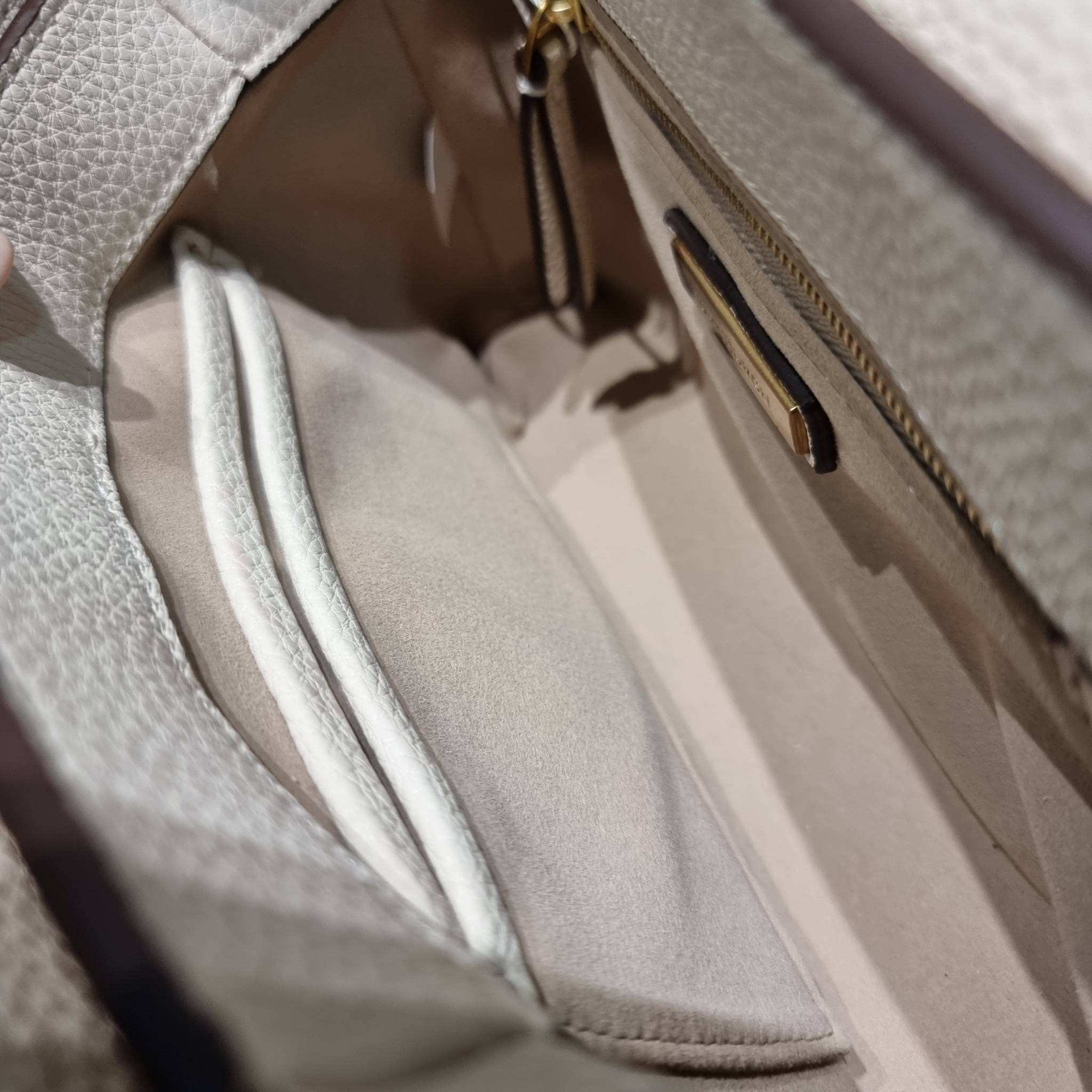 TORY BURCH LIMITED-EDITION SHOULDER BAG รุ่นลิมิเต็ด กับกระเป๋าสะพายไหล่ทรงผู้ดี ที่ผลิตมาในจำนวนจำกัด โดดเด่นด้วยอะไหล่ทองคลาสสิคหรูหรา