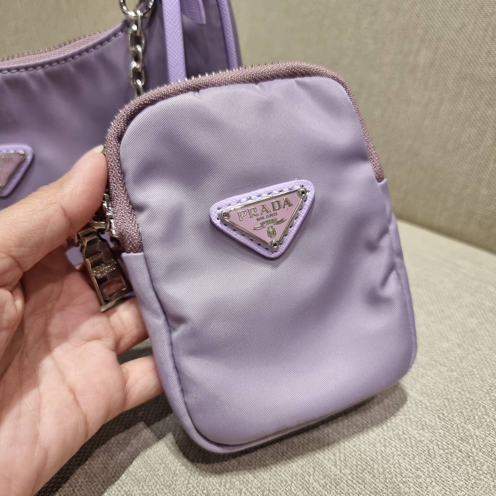 VIP 🥂 PRADA RE-EDITION 2005 RE-NYLON SHOULDER BAG ไอเท็มสุดปัง ที่ฮิตตลอดกาลไม่ว่าจะปีไหนๆ จัดให้ครบทั้งสีขายดีและสีใหม่ล่าสุด ที่สายคุณหนูห้ามพลาด!! กับกระเป๋าสะพายทรงคลาสสิค เหมาะเป็น everyday bag มากๆ วัสดุผ้าไนล่อนคุณภาพ พร้อมใบลูก ไว้ใส่เหรีย
