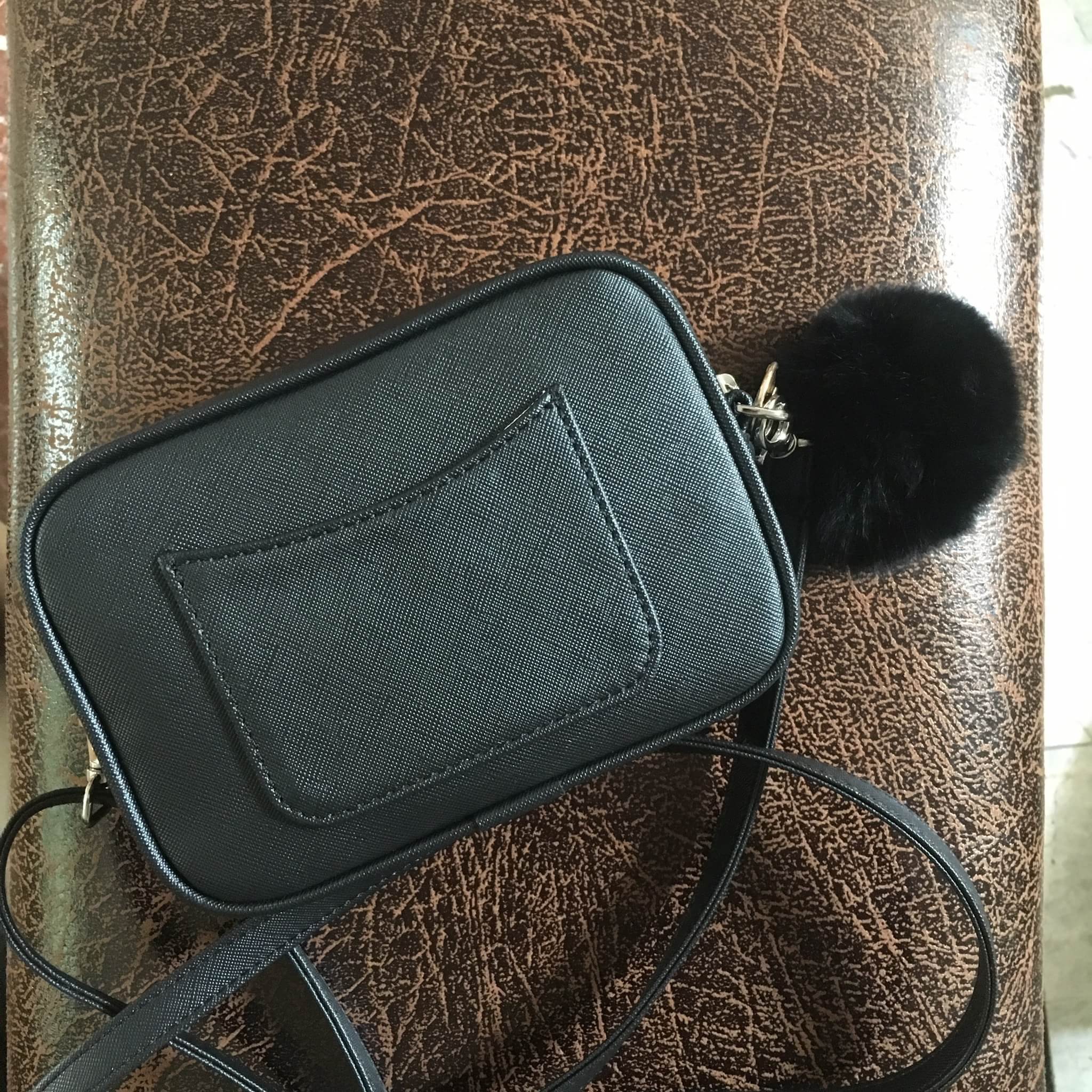 สินค้าขายดีมากี่รอบก้อหมด KEEP รุ่น Saffiano Box clutch&shoulder bag กระเป๋าสะพายทรงน่ารัก ตัวกระเป๋าถอดสายถือเป็นคลัช ออกงาน หรือสะพายพาดลำตัวได้เลย จุดเด่น ที่ตัวกระเป๋าทำจากหนัง Saffiano prada คะ สวย ทน ดูแลทำความสะอาดได้ง่าย ขนาดกำลังดีใส่โทรศัพท์ ได้