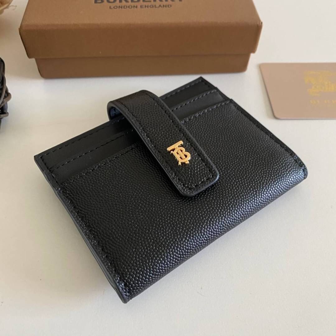 VIP GIFT 】Burberry Card Holder กระเป๋าเก็บบัตร สีดำสวยคลาสสิก หนังคาเวียร์ ขนาดพกพาสะดวก ปั้มโลโก้ทองเรียบหรู เหมาะมากสำหรับใครที่ พกบัตรต่างๆเยอะๆ ง่ายๆแค่ใบนี้ใบเดียวเอาอยู่จ้า สวยหรู มาพร้อมกล่อง สามารถซื้อเป็นของขวัญ หรือจะซื้อใช้เองก็ได้เลย!!