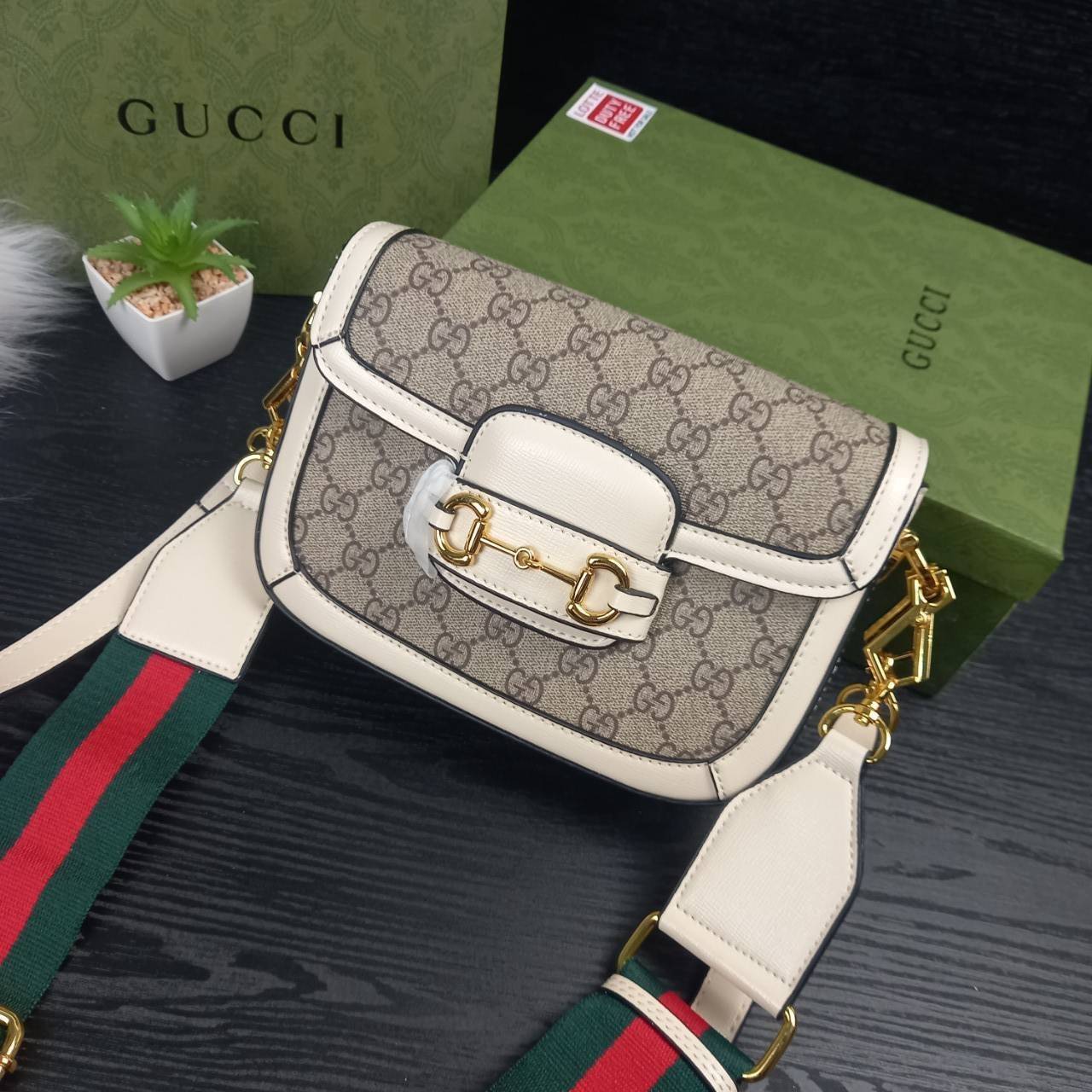 GUCCI HORSEBIT 1955 MINI BAG กระเป๋า crossbody รุ่นฮิต สุดหรูหรา คลาสสิค จุของสำคัญได้เยอะ มาพร้อมสายสะพายยาว 2 เส้น สามารถ ปรับระดับได้ ถอดออกได้ รุ่นนี้ใช้งานดีมาก บอกต่อกันถึงที่สุด ใช้ได้ทุกโอกาส เป็นอีกรุ่นที่โดดเด่นมากๆ