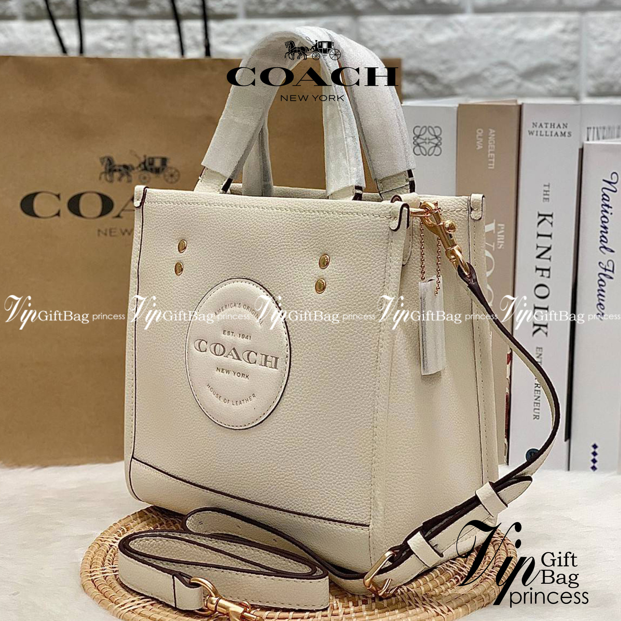 ใหม่ล่าสุด อดใจยังไงไหว COACH Dempsey Field Tote 22 C5268 โทนสีขาวล้วน ดำล้วน สุดคลาสสิก พร้อมส่งความสวยที่ไทยค่ะ! กระเป๋าทรง Tote ขนาดพอเหมาะลำตัว พกพาง่ายสะดวกได้กับทุกๆวัน ด้านหน้าปั้มโลโก้แบรนด์ตัวใหญ่สวยค่ะ;เปิดปิดกระเป๋าแบบกระดุมแม่เหล็ก ภายในใส่กระ