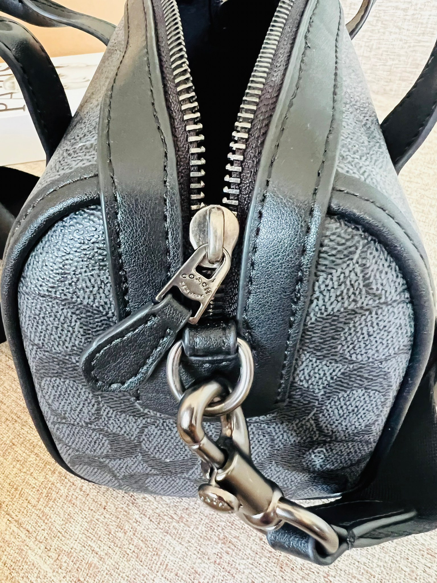 COACH GOTHAM DUFFLE 24 IN SIGNATURE CANVAS CA186 กระเป๋าทรงหมอนรุ่นใหม่สุด 2022 รุ่นนี้สามารถใช้ได้ทั้งชายหญิง หนังแท้อย่างดี นิ่มทรงสวย มากๆค่ะ เปิด-ปิดกระเป๋าแบบซิปคู่ด้านบนมีกระดุมรวบหูหิ้วให้ด้วยนะคะ ภายในกระเป๋าสามารถใส่สัมภาระที่จำเป็นในชีวิตประจำวั