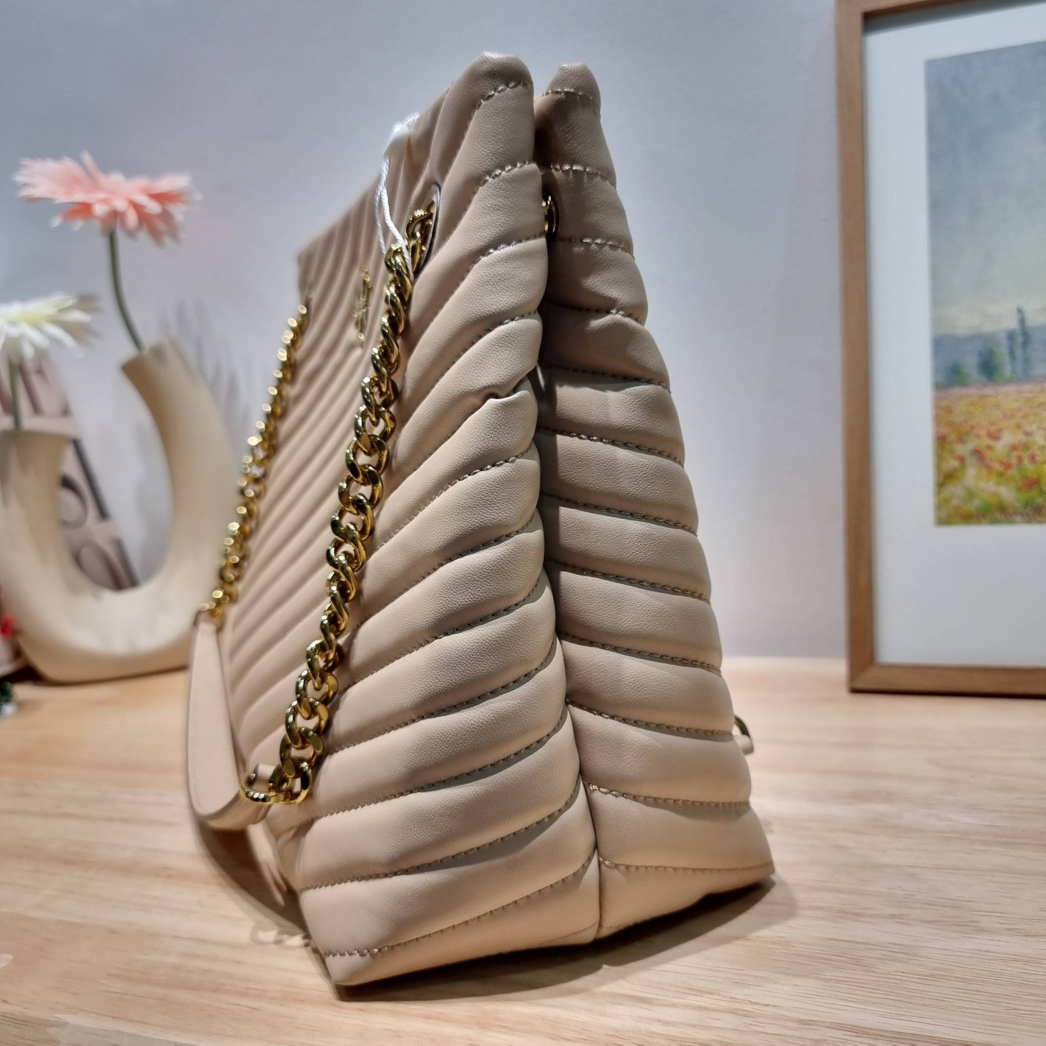 TORY BURCH KIRA CHEVRON TOTE กระเป๋าสะพายรุ่นที่ใครๆก็ต้องมี กับทรงโท้ทไซส์ใหญ่ ใช้ยังไงก็ดูหรู ดีไซน์เฉพาะตัว วัสดุหนังสัมผัสนิ่ม