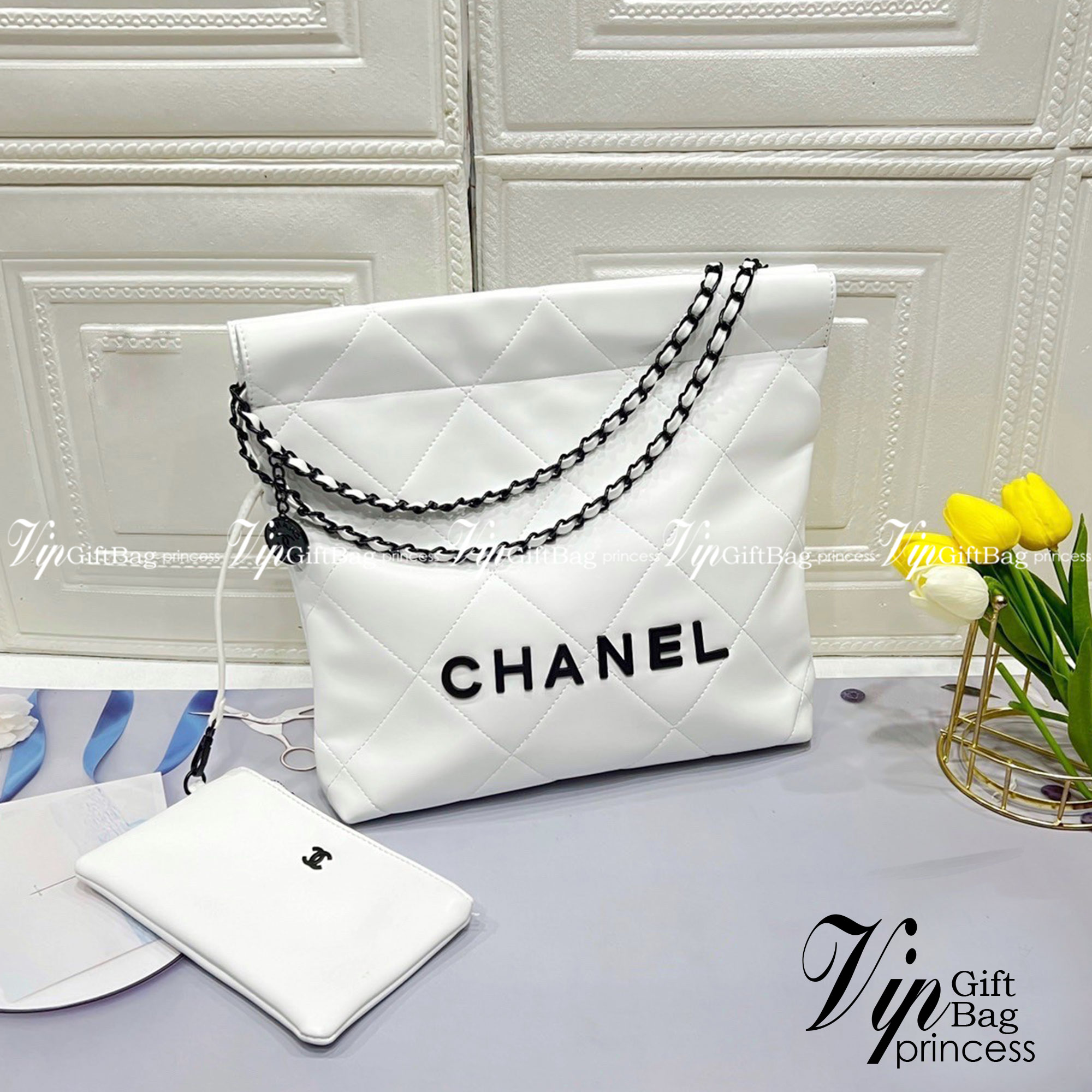 Chanel ss22 Logo CC shopping tote / Chanel 22 handbag 12" มาแรงที่สุดในตอนนี้ก็คือรุ่นนี้เลย ใช้งานง่ายรุ่นนี้สามารถใช้ได้ทั้งผู้หญิงและผู้ชายน้า เกินต้านที่สุดกับไอเท็มนี้ ที่สาวๆหรือใครๆก็ต้องมีแล้ว!! แค่เห็นก็หลงรัก กระเป๋าทรงสวย ดีเทลเรียบแต่มีคว