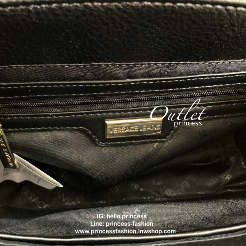VERSACE JEAN SHOULDER BAG SYNTHETIC 2019 กระเป๋าสะพายข้าง//หิ้วได้ วัสดุหนังอย่างดี สวยงามค่ะ ด้านหน้ามีโลโก้แบรนด์ เปิดปิดแบบกดล็อค ภายในกว้าง สามารถใส่กระเป๋าสตางค์ใบยาวได้ ของอื่นๆพอประมานเลยค่ะ มีช่องซิปและช่องโล่งให้ สายสะพายแบบโซ่มีหนังรองบ่า สามารถ