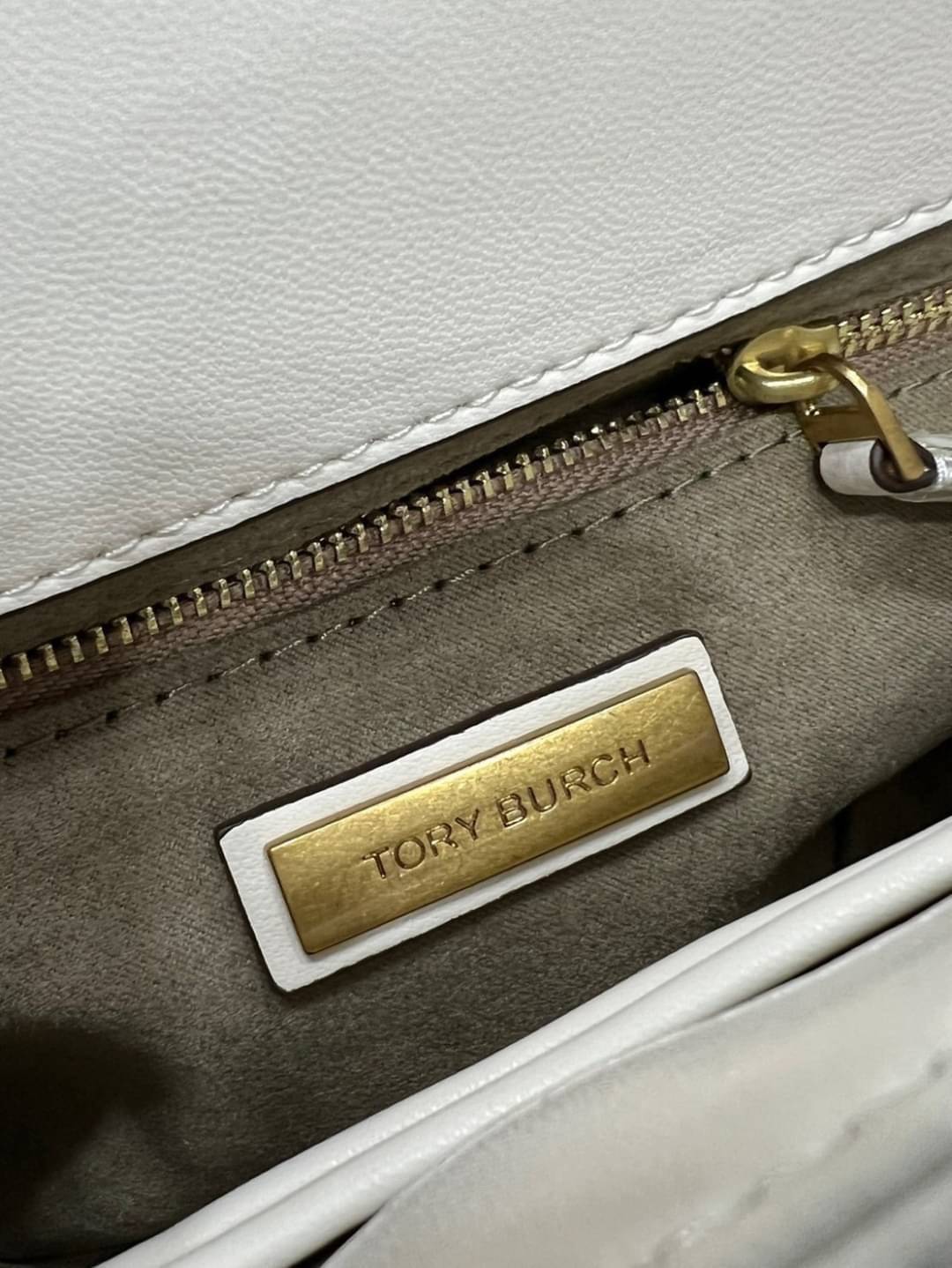 Tory Burch Our Kira shoulder bag with beveled turn-lock hardware พร้อมเสิร์ฟสีคลาสสิค กระเป๋าถือ/สะพาย ทรงสวย สะพายคล่องตัว ดีไซน์เส้นคมสวยหรู สัมผัสดีงาม นิ่มมือ เปิด-ปิดด้วยอะไหล่บิดล็อค ภายในเป็นช่องโล่ง สะพายไปไหนก็สะดวก แนะนำสวยก่อนใครได้ที่นี่ จัดไป