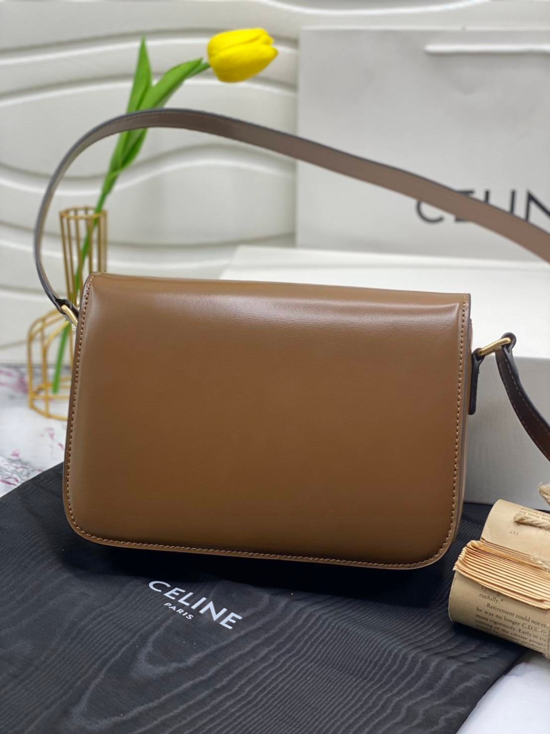 หนังแท้ CELINE TRIOMPHE CROSSBODY BAG ดีไซน์ยอดนิยมสไตล์สาว LISA ทรงสี่เหลี่ยมหนังสวยหรูอยู่ทรงเปิดปิดด้วยฝาปิดโลโก้แบรนด์อะไหล่ทอง ภายในมีช่องหลัก ช่องย่อย และช่องซิป สามารถใส่มือถือของใช้จุกจิกได้เยอะ มาพร้อมสายสะพายหนังยาวปรับระดับได้ จะสะพายไหล่ CROSS