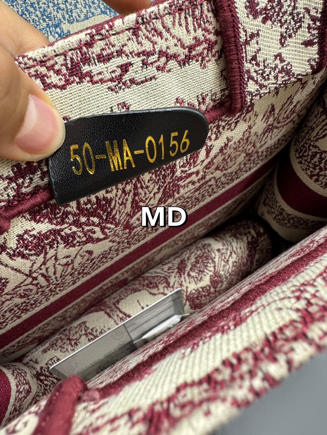 DIOR Small Book Tote Bag Toile de Jouy กระเป๋าทรงโท้ทปักลวดลายเป็นเอกลักษณ์ สะท้อนความงามตามแบบฉบับแบรนด์ หรูหราลงตัว งานผ้าฝ้ายปักทอขึ้นรูปสวยงาม