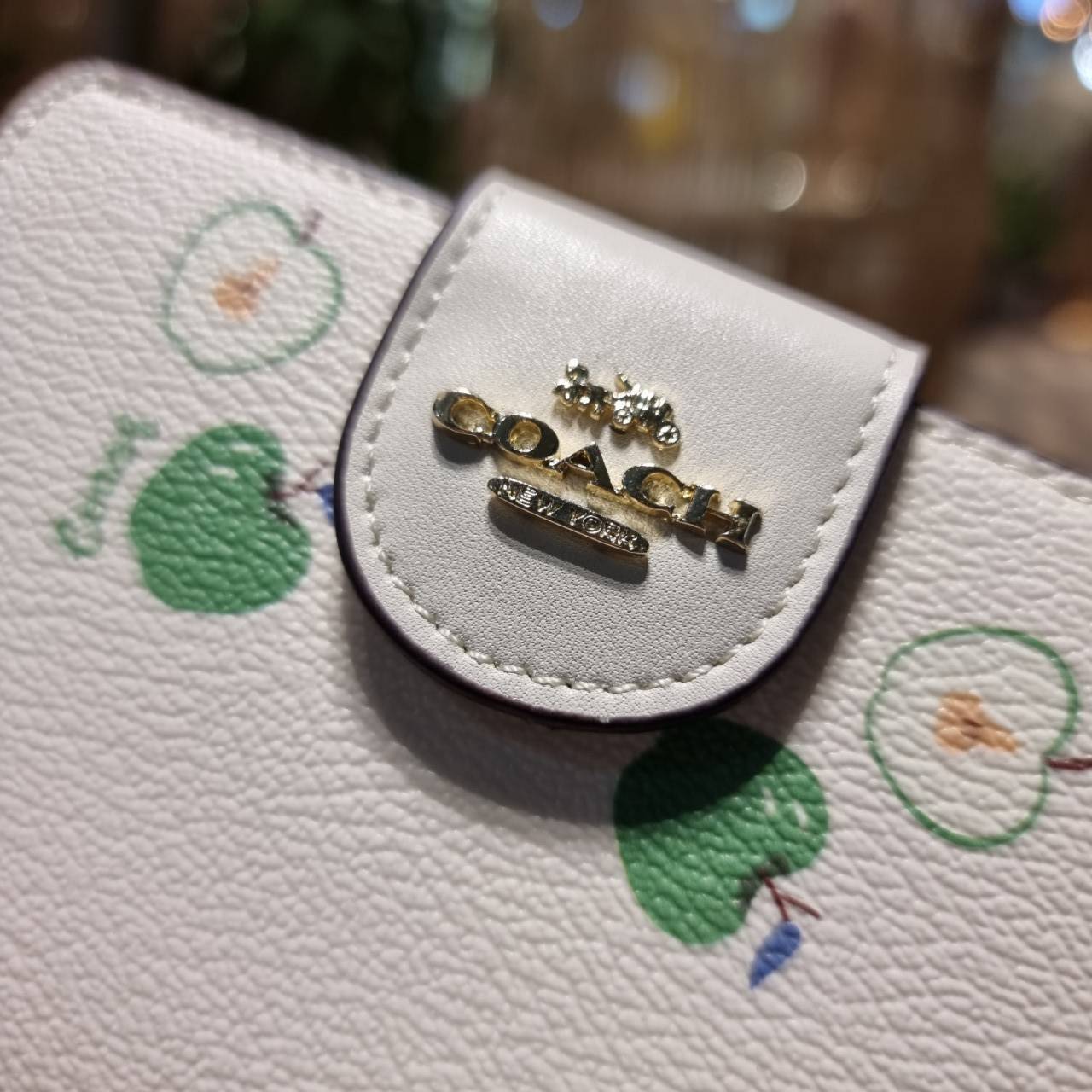 COACH C4117 MEDIUM CORNER ZIP WALLET IN SIGNATURE CANVAS WITH APPLE PRINT ดีไซน์ใหม่ล่าสุด!! คอลเลคชั่นลายพริ้นท์แอปเปิ้ลแดงโดดเด่นบนพื้นลายซิกเนเจอร์ เพิ่มลูกเล่นให้กระเป๋าสตางค์ของคุณ กระเป๋าสตางค์ใบกลาง ขนาดกำลังเหมาะมือ วัสดุหนังแคนวาส ดูแลรักษาง่าย ม