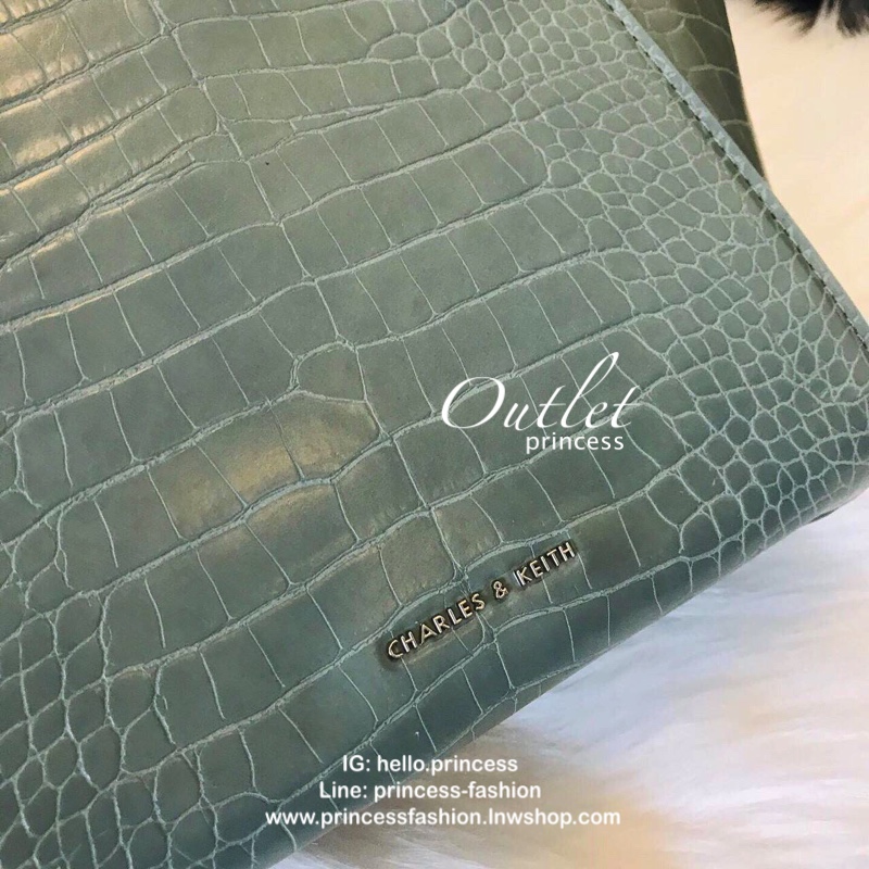 New arrival!! CHARLES & KEITH CROC-EFFECT TRAPEZE BAG กระเป๋าสะพายรุ่นใหม่ล่าสุด วัสดุหนังเรียบเงาสวย นิ่ม น้ำหนักเบา อะไหล่เงิน เปิดปิดกระเป๋าแบบกดล็อก ด้านในโล่งกว้างมีช่องซิปสำหรับใส่ของ ใส่กระเป๋าสตางค์ใบยาว Iphone+ได้ทุกรุ่น มาพร้อมสายสะพายยาวถอด-ปรั