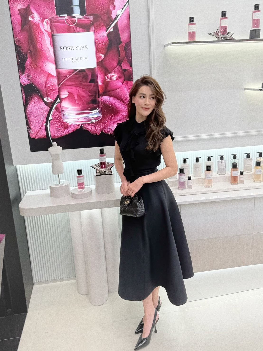 ORI หนังแท้ | Dior Jolie Top Handle Mini Bag กระเป๋าสะพายโจลี่ไซส์มินิหูจับในตัว ดีไซน์หรูหรา โดดเด่นด้วยฝาพับโลหะสีทอง ประดับมุกเรซินสีขาว มาพร้อมสายโซ่มีหนังรองบ่า สะพายไหล่หรือสะพายข้างได้ ทั้งกลางวันและกลางคืน