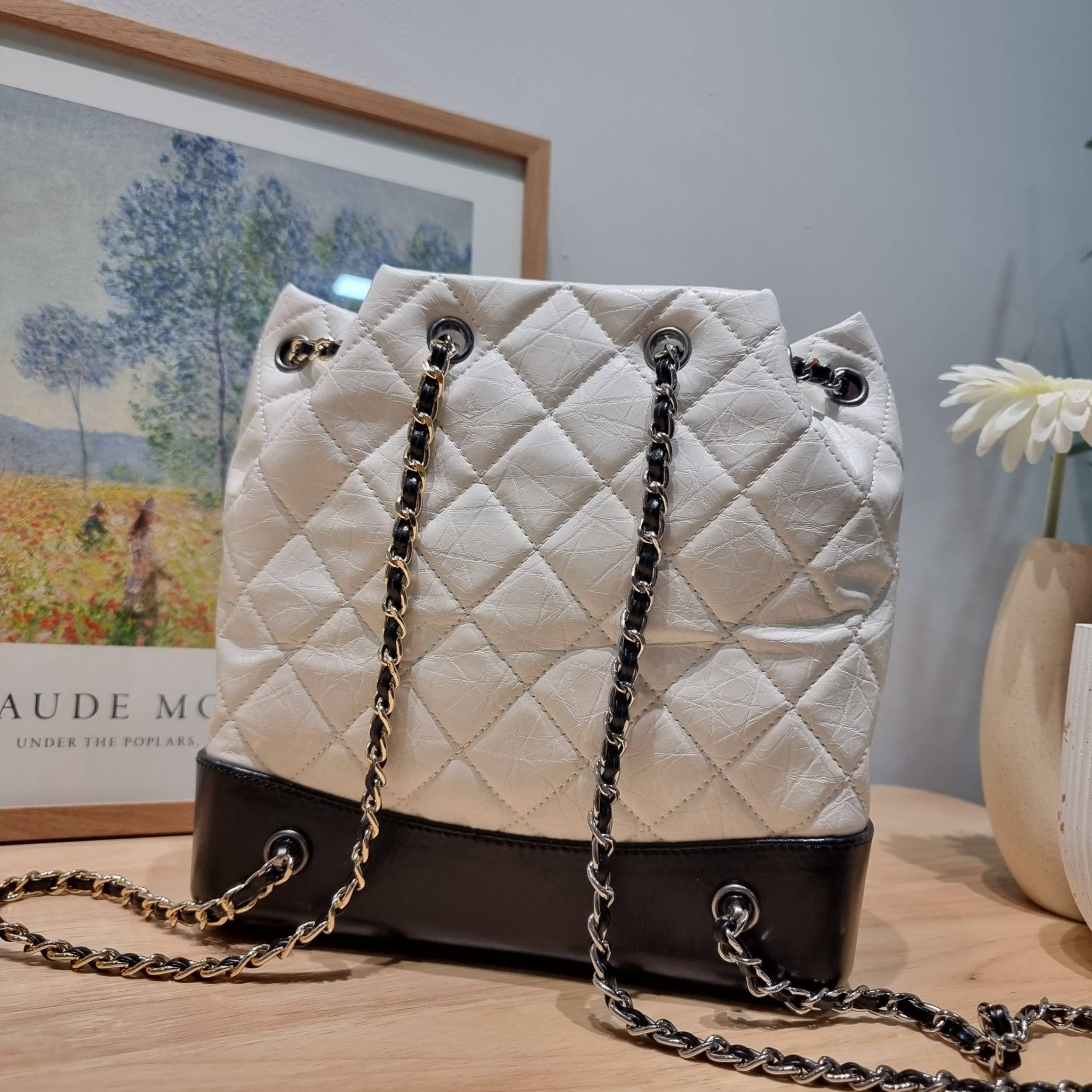 Chanel gabrielle backpack ไอเท็ม best seller กับรุ่นสุดปังในรูปแบบกระเป๋าเป้ ดีไซน์หรูคลาสสิค สายสะพายในตัวรูดปากกระเป๋าเก็บทรงได้ หรือจะรูดด้านหน้ายาวสุด