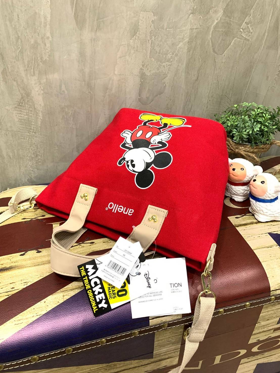 ANELLO MICKEY LIMITED EDITION MEDIUM DT-G004 เอาใจวัยรุ่นกับอีกหนึ่งคอลเลคชั่นน่าสะสมจากมิกกี้ เมาส์และมินนี่ เมาส์ ที่วาดลวดลายของตัวการ์ตูนยอดฮิตลงบนกระเป๋าให้เป็นซิกเนเจอร์กับรูปแบบทรง medium tote ขนาดกลางกำลังดี อีกทั้งยังเลือกใช้วัสดุอย่างผ้า Canvas 