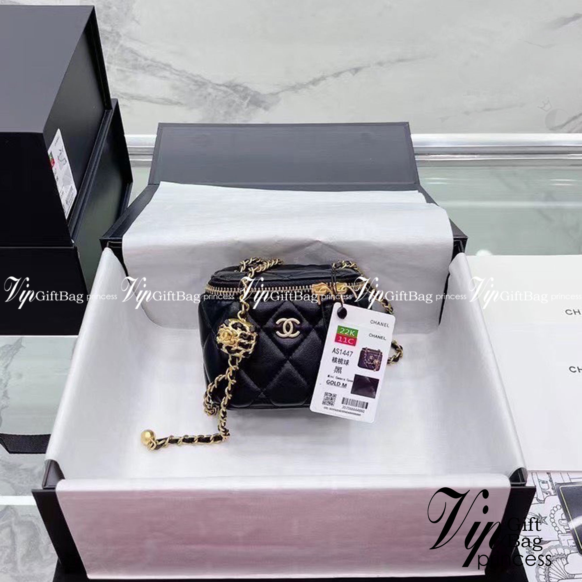 CHANEL Pearl Crush Vanity Case With Classic Chain / Chanel Vanity crossbody bag ฮอตสุด น่ารักสุด กระเป๋าทรงกล่องใบเล็กน่ารัก มี 2 ขนาด งานหนังสวย ตอบโจทย์และครองใจสาวๆ ได้อย่างแท้จริง ดีไซน์เรียบหรู มาพร้อมโลโก้อะไหล่ทองเพิ่มความโดดเด่น เป็นอีกรุ่นที่สาวๆ