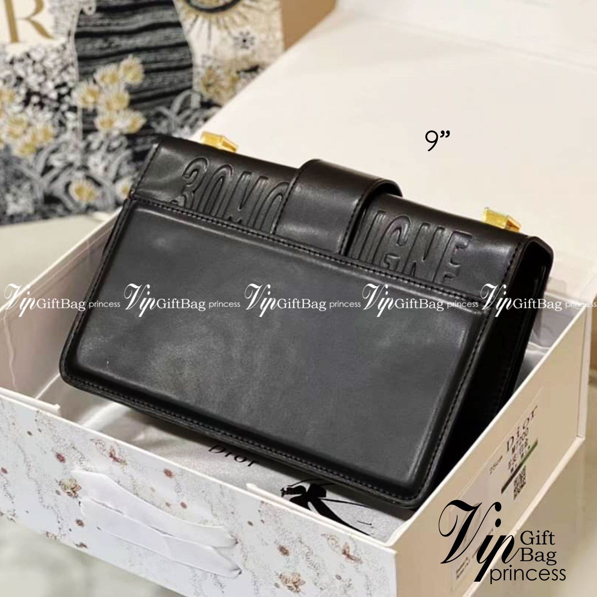 Dior 30 Montaigne Bag 9" รุ่นหนังเรียบ กระเป๋าสะพายดิออร์ เอกลักษณ์ของความหรู น้ำหนักเบา ไอเท็มหายาก!! Best seller!! ยกให้น้องเลย!! ดีไซน์เรียบหรูในความเป็นเอกลักษณ์ ใช้งานง่าย สะดวก ได้ทุกโอกาส แนะนำเป็น everyday bag ติดตัวไว้เลยจ้าสาวๆ พร้อมส่งที่ไ