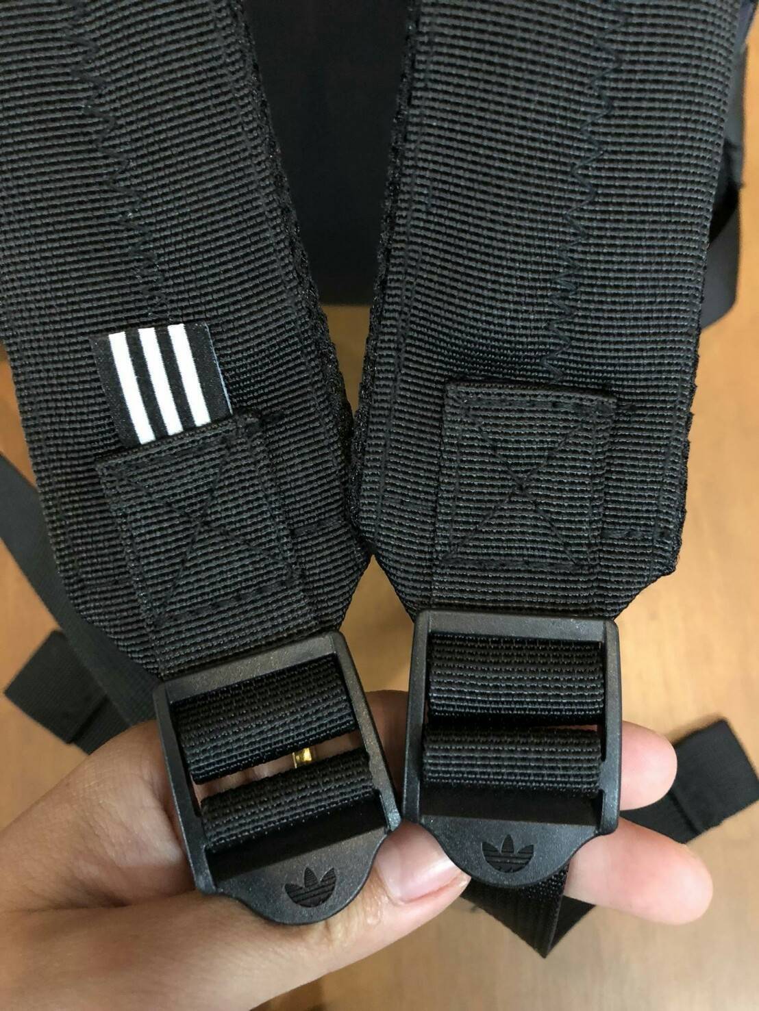 Adidas Originals BP Roll Top 3D Mesh 2017 Backpack Bag DH0100 กระเป๋าเป้สะพายหลัง สีใหม่ ดีไซน์แบบ 3 มิติ วัสดุ polyurethane ใช้ลูกเล่นของเหลี่ยม และมุมเชื่อมเข้าหากัน การออกแบบกระเป๋าเป็นเหมือนถุงทรงสูง ส่วนปากกระเป๋า เปิดปิดแบบตีนตุ๊กแกม้วนพับ และติดกระ