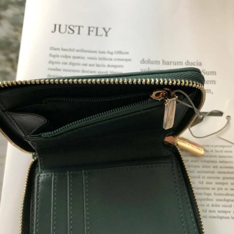 กระเป๋าสตางค์ใบสั้น CHARLES & KEITH เปิด - ปิดกระเป๋าด้วยซิปรอบ ด้านในมีช่องใส่บัตร ช่องใส่ธนบัตร ช่องใส่รูป และช่องซิปค่ะ