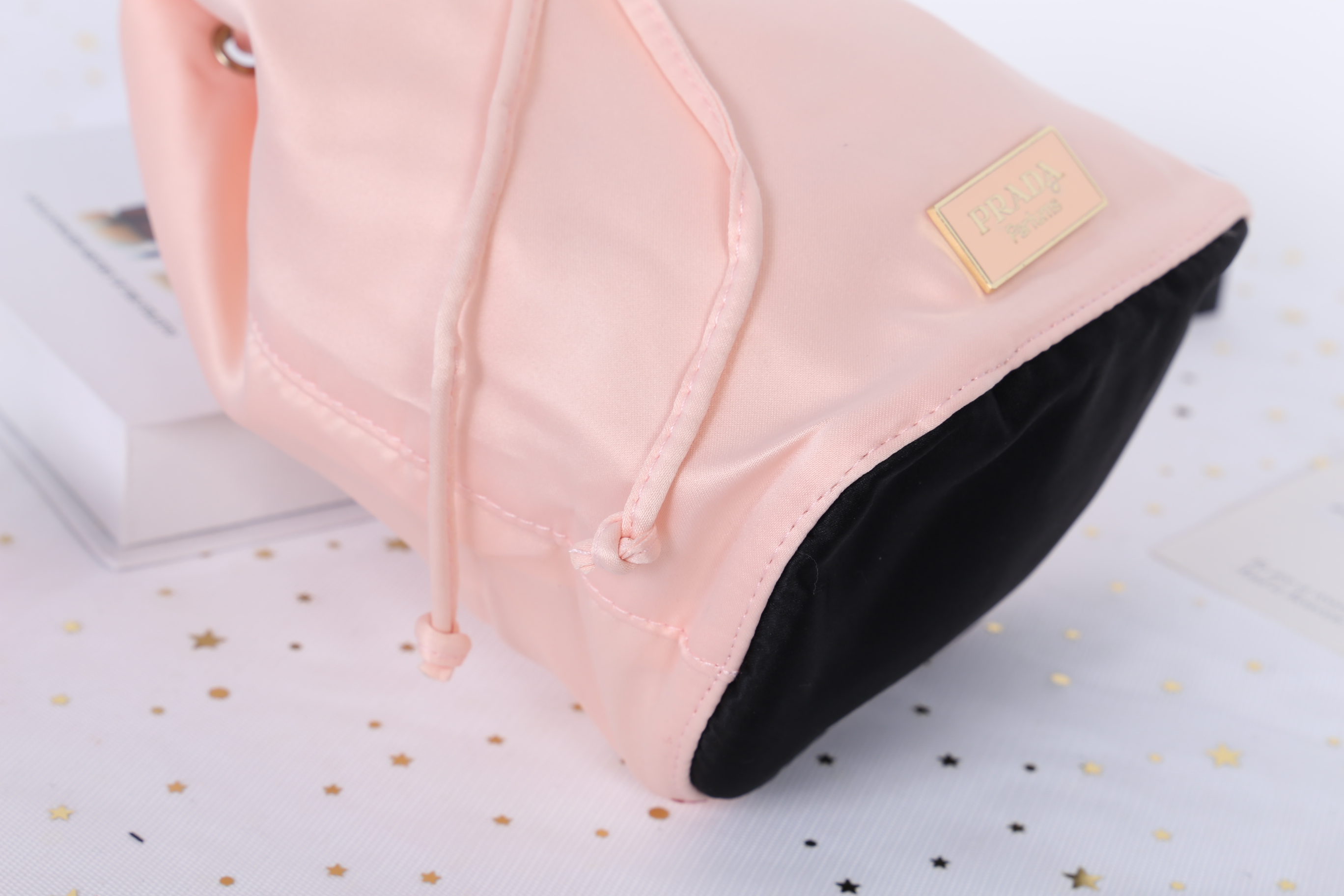 Prada Candy Satin Drawstring Bag กระเป๋าผ้าซาติน จากแบรนด์ Prada รุ่นนี้แถมมาจากน้ำหอมเค้าเตอร์แท้ 💯 ปากกระเป๋าเป็นเชือกหูรูด มีโลโก้ปราด้าติดด้านหน้า สวยงาม น่าใช้ การันตีความสวย ใช้คล้องแขน ใส่ของจุกจิกเก๋ๆค่าา