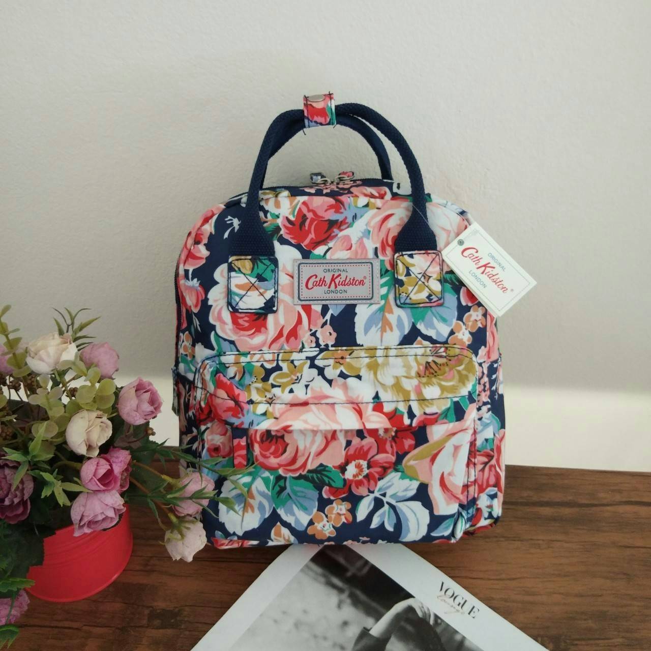 Cath Kidston Mini Backpack Bag กระเป๋าเป้ size mini สไตล์ Vintage สุดฮิต วัสดุ Canvas เคลือบ ทนทาน ดูแลรักษาง่าย มีหูหิ้ว ด้านหน้ามีช่องซิป เปิดปิดกระเป๋าด้วยซิป ภายในมีช่องซิปเล็ก ใน่กระเป๋าสตางค์ใบยาวได้ ใบนี้จะถือหรือสะพายก็ดูดีค่ะ