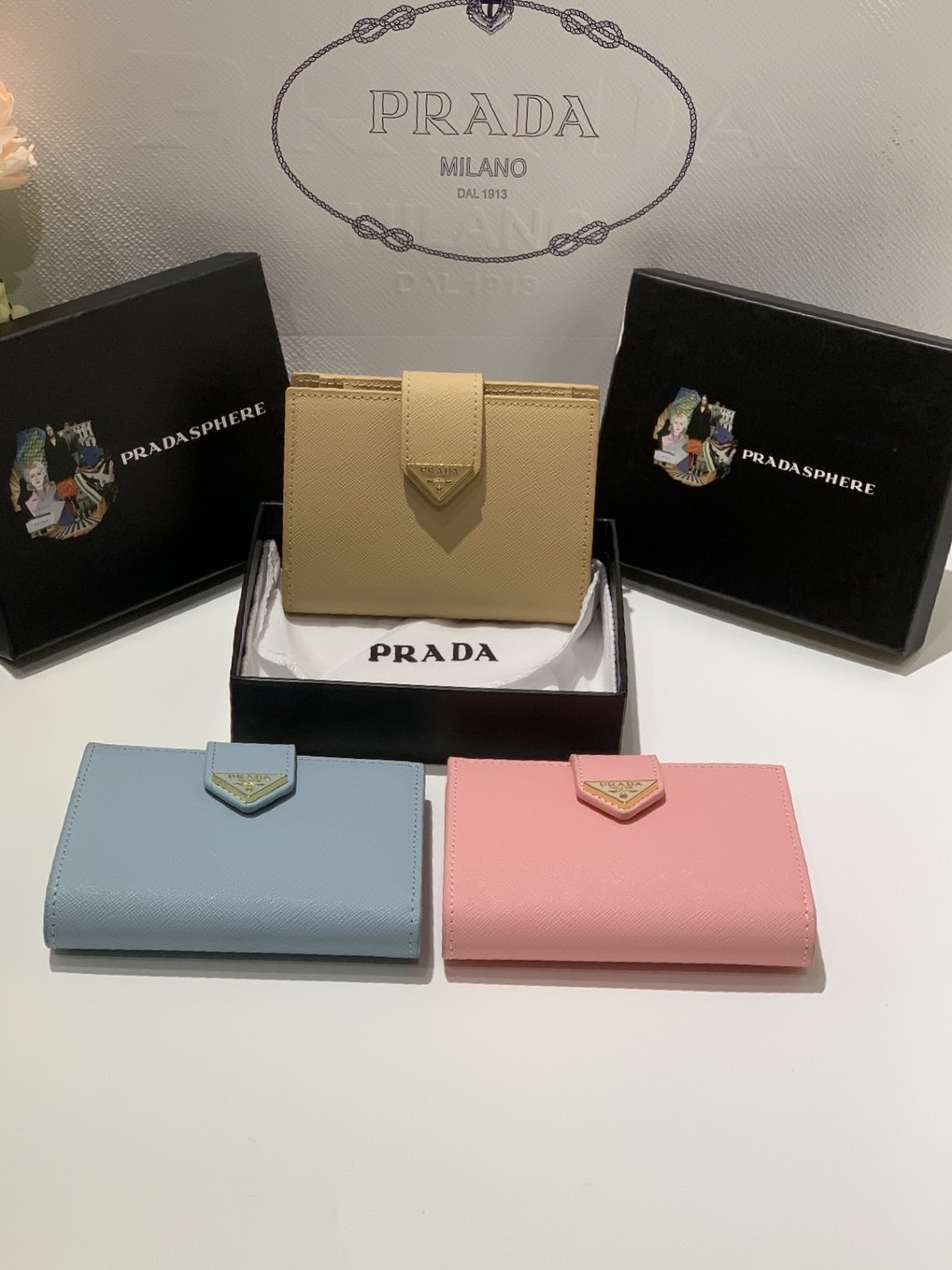 ORI หนังแท้ | Prada Wallet / Prada Small logo-plaque Saffiano Wallet กระเป๋าสตางค์ปราด้าใบกลาง เรียบหรู หนัง Saffiano เนื้อนุ่ม มีฟังก์ชันและสไตล์ให้เลือกด้วยช่องใส่บัตรหลายช่อง