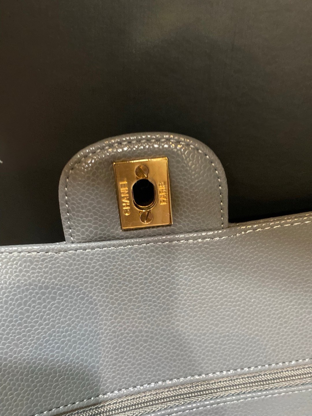 CHANEL Classic Medium Flap Bag กระเป๋าสะพายคลาสสิกรุ่นยอดนิยมตลอดกาล ดีไซน์เรียบหรูหราขับผิว งานหนังแท้สวยมาก มีอะไหล่เงินและทอง สุดยอดเดอะเบสท์ไอเท็ม