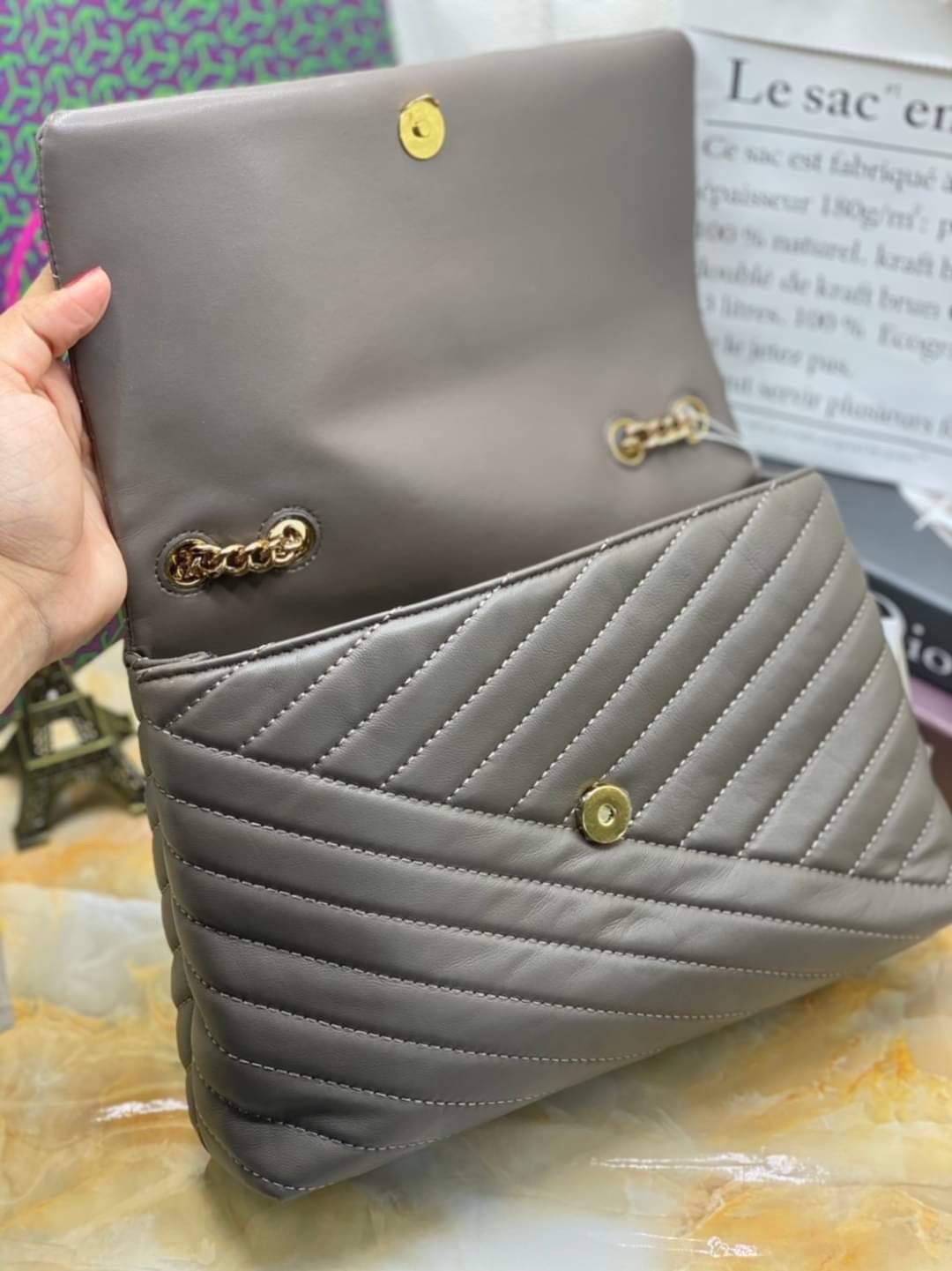 Large : Tory Burch Kira Chevron Quilted Convertible Leather Crossbody Bag เป็นกระเป๋าที่ใช้ในการออกงานสำคัญหรือวันที่มีปาร์ตี้สังสรรค์ คุณควรเลือกใช้กระเป๋าที่มีดีไซน์สะดุดตา เพราะจะช่วยยกระดับและเพิ่มเสน่ห์ให้กับตัวคุณเองมากยิ่งขึ้น หากเป็นงานทางการ เช่น