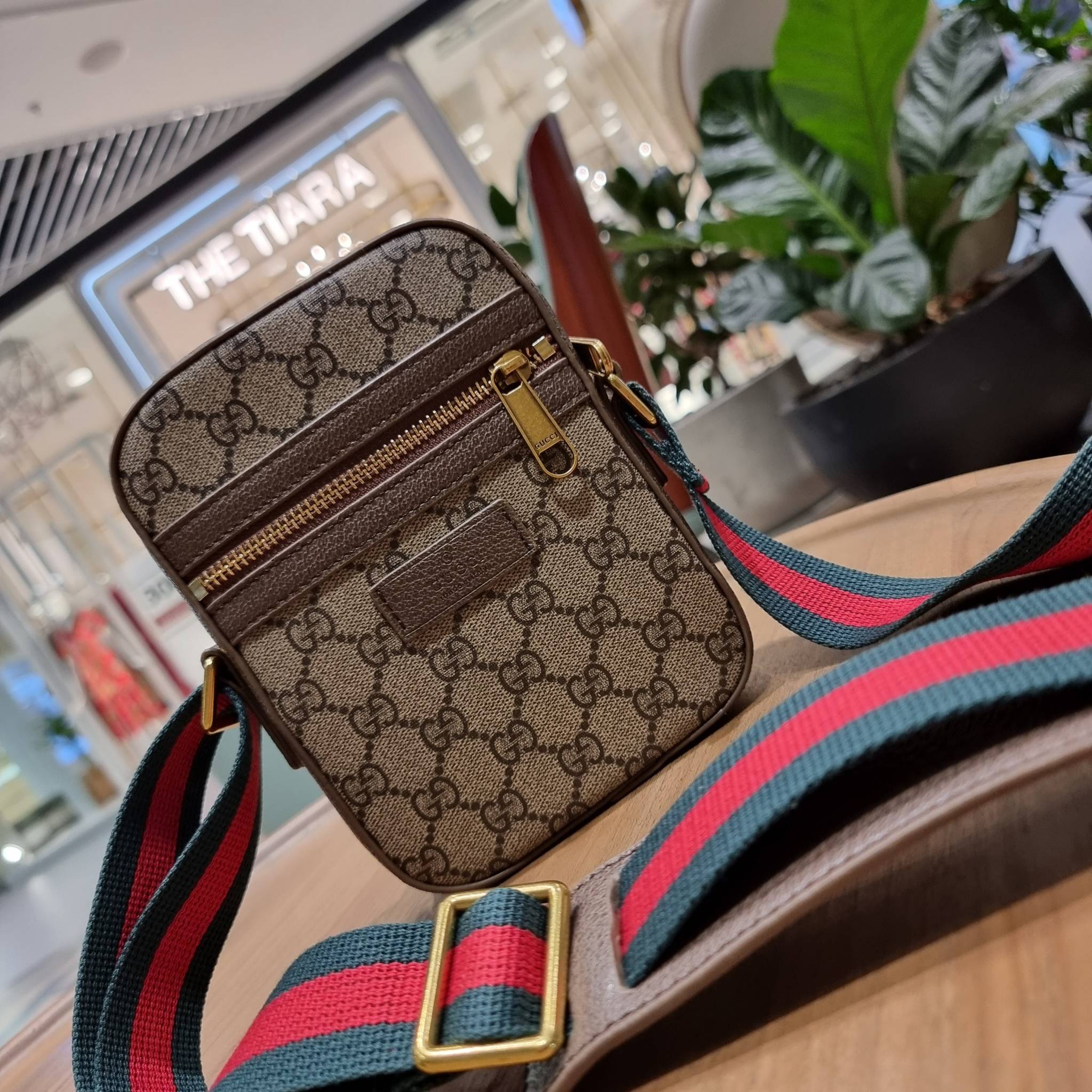 VIP 】GC VIP MINI MESSENGER CROSSBODY BAG กระเป๋าสะพายข้างพรีเมี่ยมกิ๊ฟลุคสปอร์ต เรียบแต่แอบหรู ไซส์มินิ น่าใช้!! วัสดุหนังแคนวาส ไม่ต้องห่วงเรื่องความทนทาน ✔️ ตกแต่งสายคาดหรู เท่ ดีไซน์สีตามสัญลักษณ์แบรนด์ เข้ากันมากๆ!! เปิด-ปิดด้วยซิป ด้านหน้ามีช่