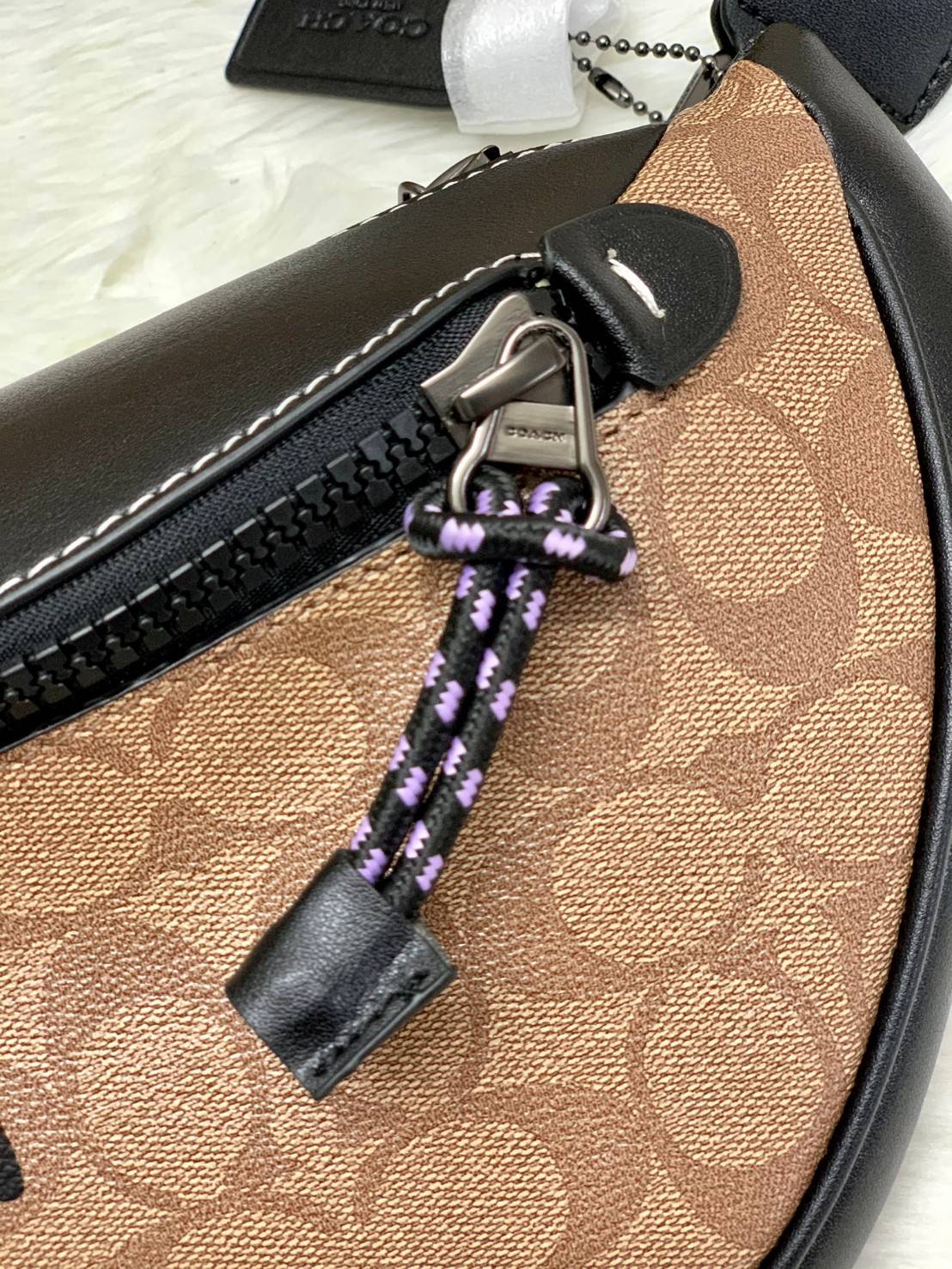 OUTTLET 】COACH Rivington Belt Bag In Signature Canvas With Rexy By Guang Yu (75761) กระเป๋าคาดอก หนังแท้เรียบ นิ่มสวย ด้านหน้าเด่นด้วยลายปริ้นท์เก๋เท่ มากๆค่ะ มีช่องซิปหลักให้2ช่องใส่ของได้จุเลยนะคะ สายคาดเลื่อนปรับแบบฟรีไซด์ค่ะ 📌ใบจริงสวย สะพายวั