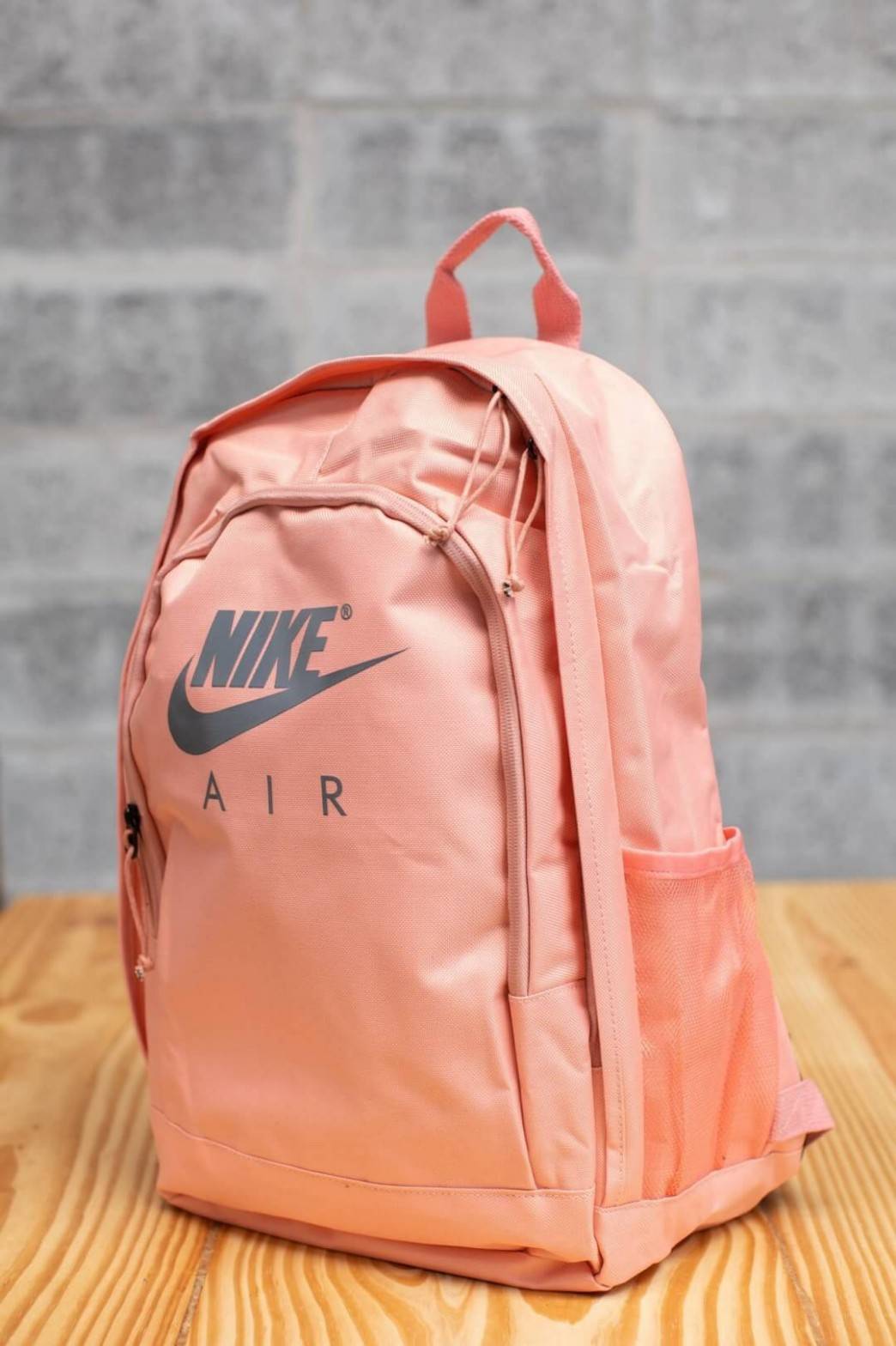 NIKE MEN'S WOMEN SCHOOL BAG BOOK BACKPACK กระเป๋าสะพายเป้ใบใหญ่สไตล์ Sport วัสดุNylon+Polyester100% น้ำหนักเบา มีหูหิ้วเเละสายสะพายบุฟองน้ำ มีช่องใส่ของด้านหน้าแบบฝาปิด1ช่อง มีช่องซิปหน้า1ช่อง เเละช่องพร้อมฝาเปิดปิด2ข้างสะดวกใช้ค่ะ ภายในกว้างมีช่องแบ