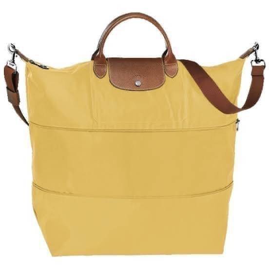 LONGCHAMP LE PLIAGE CLUB TRAVEL BAG กระเป๋าขนาดใหญ่สำหรับการเดินทาง เราเรียกที่นี้ว่า travelling bag รุ่นคลาสสิค มาพร้อมสายสะพายยาวที่ปรับและถอดออกได้ ความพิเศษของรุ่นนี้ที่ครองใจนักเดินทางทั่วโลก คือซิปรอบตรงกลางตัวกระเป๋า สามารถเปิดซิปเพื่อขยายขนาดและพั
