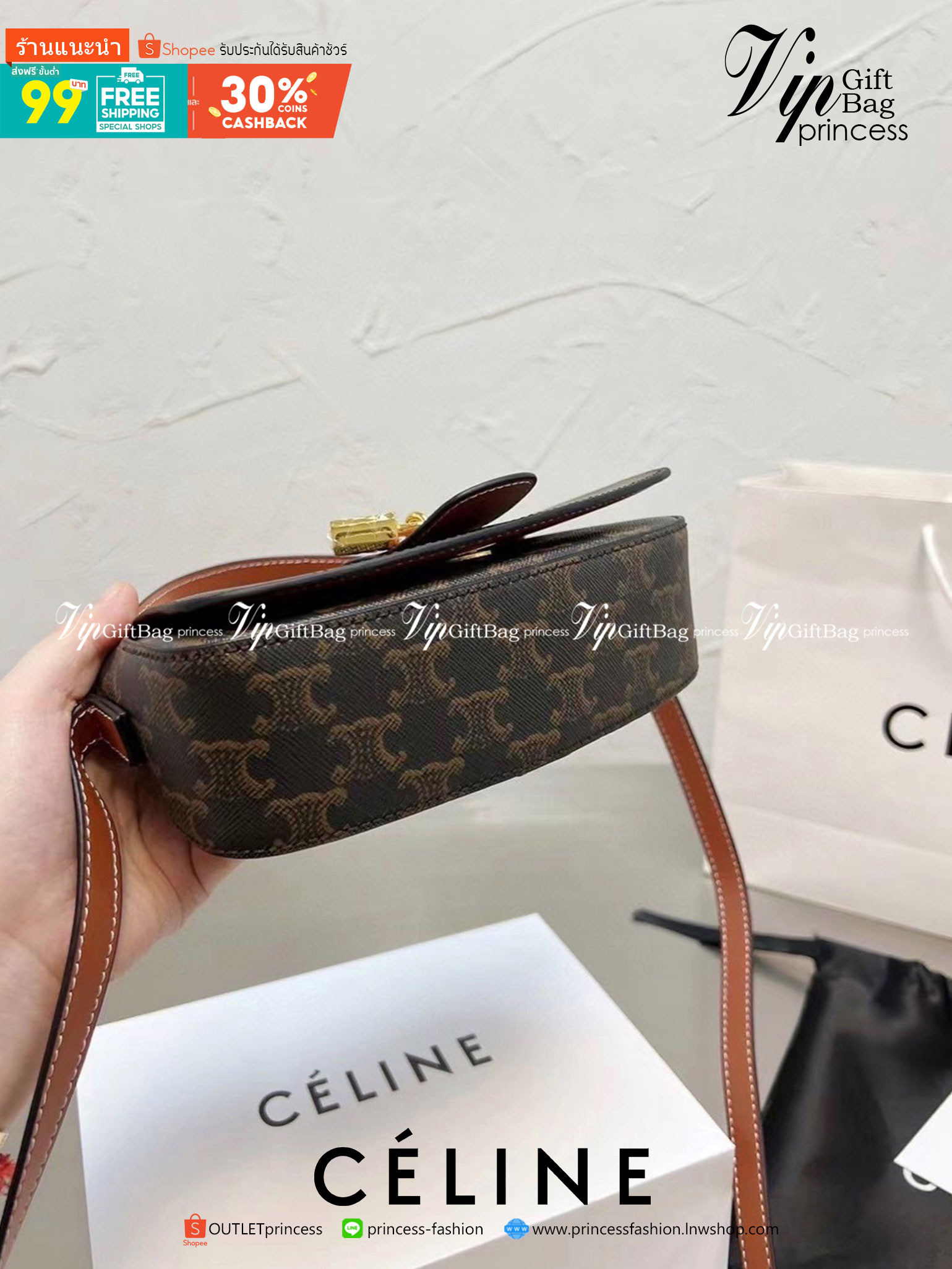 VIP 】CELINE TABOU CLUTCH BAG CELINE MINI CROSSBODY BAG (GWP) วัสดุ Triomphe Canvas หนังสวยอยู่ทรงกันน้ำได้ ขนาดกำลังน่ารัก การออกแบบที่เน้นความเรียบแต่หรู มาพร้อมสายสะพายสั้นและสายสะพายยาว สำหรับสะพายไหล่ สายปรับระดับสั้น-ยาวได้ (ถอดไม่ได้) โดดเด่นที่ด้าน