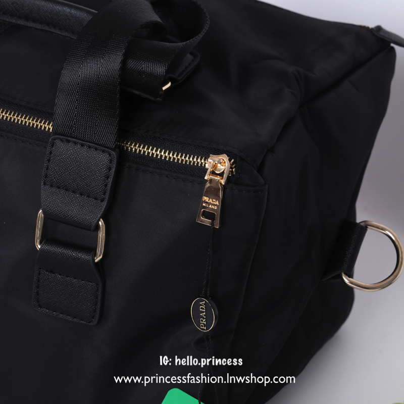 PRADA TESSUTO NYLON TRAVEL BAG สินค้า Premium gift จากเค้าเตอร์แบรนด์ต่างประเทศ รุ่น Limited edition แท้💯 กระเป๋าเดินทาง/ ฟิตเนส ดีไซน์เกร์ๆ สวยๆ ตามแบบฉบับแบรนด์ วัสดุผ้าไนล่อน เนื้อหนา คุณภาพดี อะไหล่ทองสวยหรู ดูแพง รุ่นนี้ถือหรือ สะพายไหล่ จะได