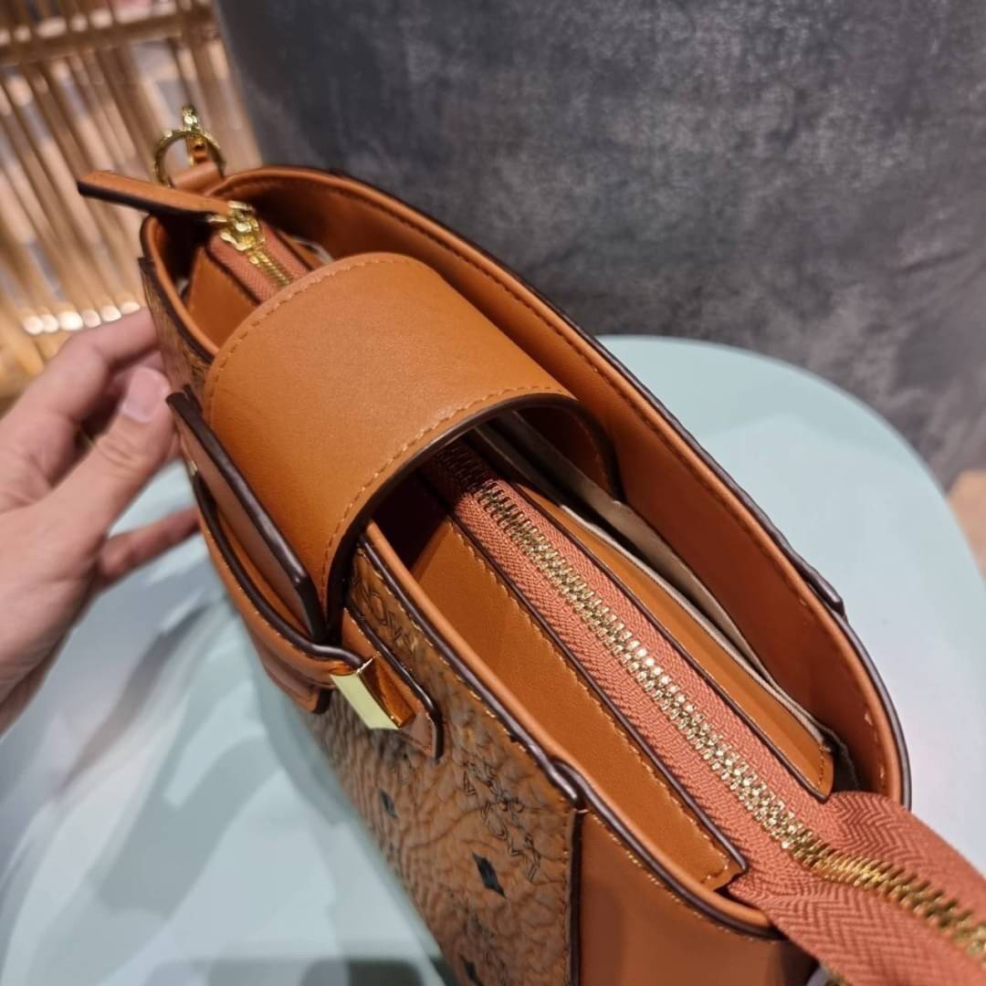 M.C.M ESSENTIAL VISETOS ORIGINAL SMALL CROSSBODY BAG กระเป๋าสะพายข้าง ขนาดกำลังดี สวยอยู่ทรง ดีไซน์เป็นเอกลักษณ์ วัสดุหนังแคนวาสสลับหนังแท้ พริ้นท์ลายเต็มใบ ดูหรูมาก!! เปิด-ปิดกระเป๋าด้วยสายคาดแม่เหล็ก และซิปรูดกันของหล่น มาพร้อมสายสะพาย crossbody ปั๊มลาย