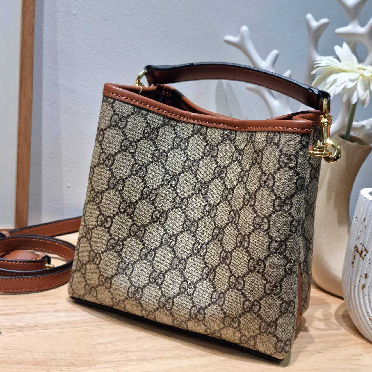 GUCCI GG Emblem mini bucket bag ดีไซน์คลาสสิคคงความเอกลักษณ์ กับรูปแบบใหม่กระเป๋าถือ/สะพายทรงบัคเก็ต ขนาดกำลังน่าใช้มากๆ