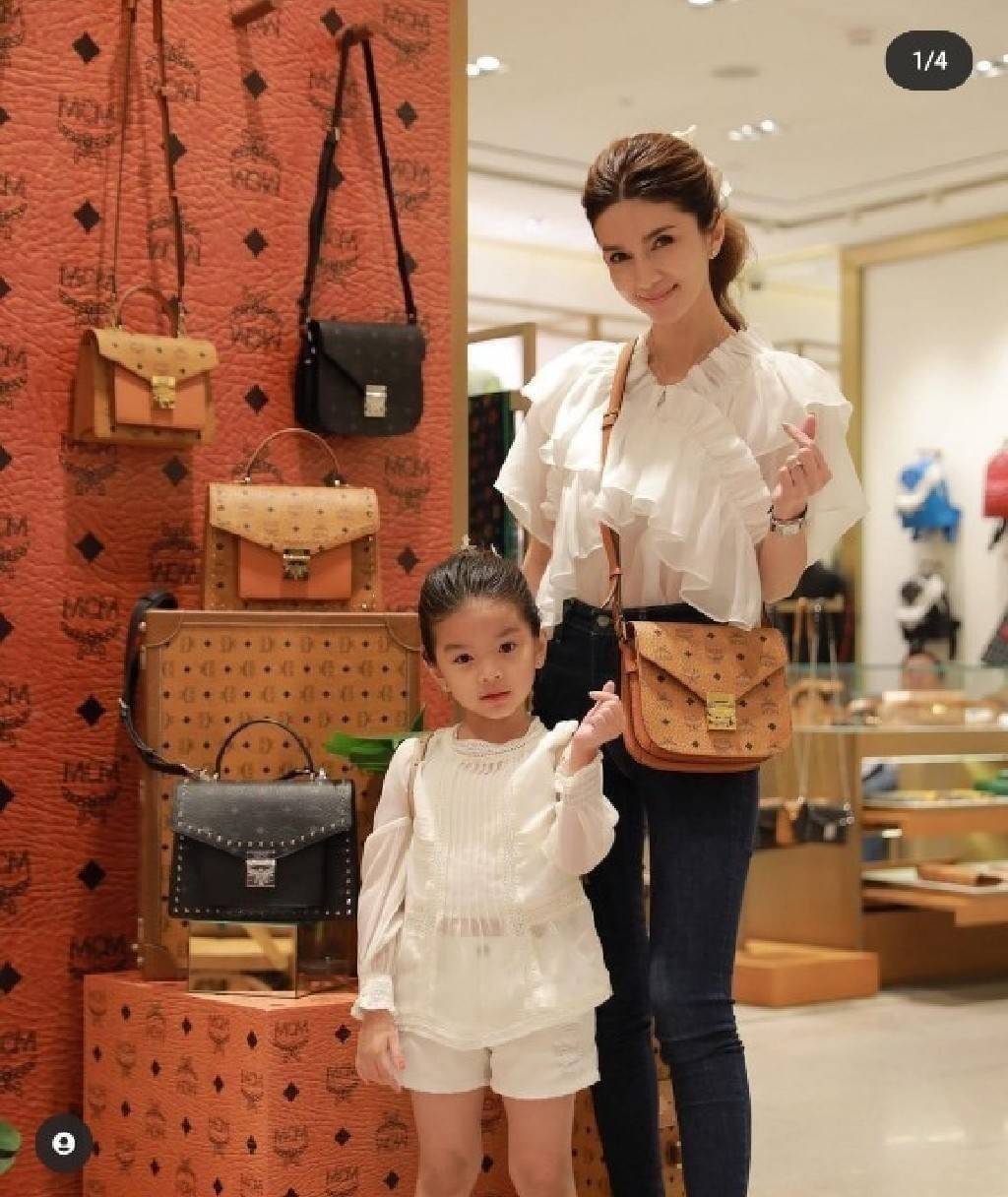 M.C.M PATRICIA SHOULDER BAG IN VISETOS กระเป๋าสะพายไหล่/ข้าง ดีไซน์ได้อย่างมีสไตล์ ดูมีสเน่ห์ด้วยทรงกระเป๋าที่โค้งบริเวณฐาน ให้ความรู้สึกนุ่มนวลมากขึ้น ใบนี้แมทช์ได้กับทุกลุค เท่ๆ casual หรูหรา หวานๆ ก็ทำให้โดดเด่นได้ด้วยไอเท็มนี้ วัสดุหนังแคนวาสคุณภาพดี 