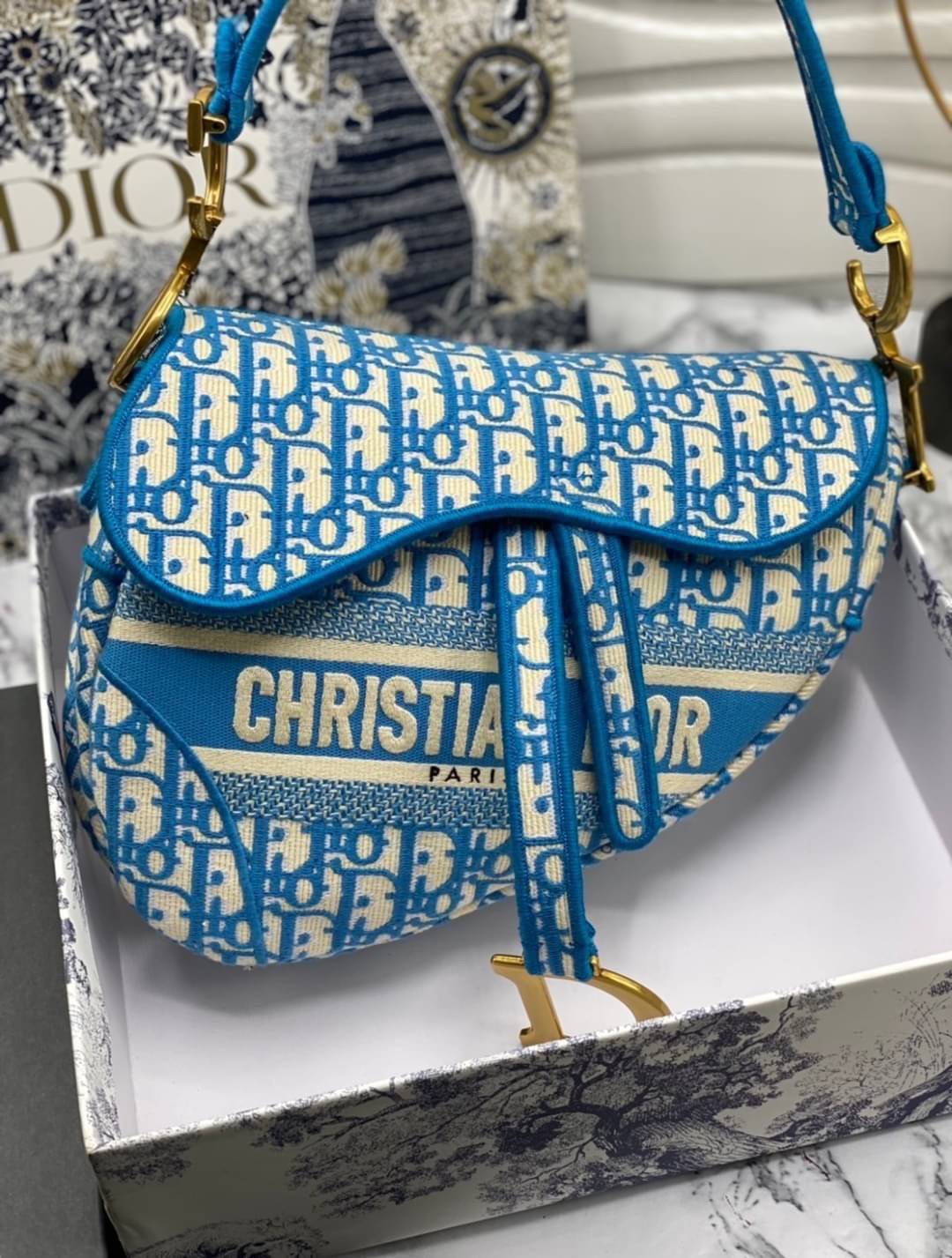 หนังแท้ DIOR SADDLE BAG Toile de Jouy Embroidery กระเป๋ารุ่นยอดนิยมตามแบบฉบับแบรนด์ พร้อมส่งที่ไทย เกรดออริจินอลหนังแท้ ภาพสินค้าถ่ายจากงานขายจริง ใช้งานต่างประเทศได้ค่ะ