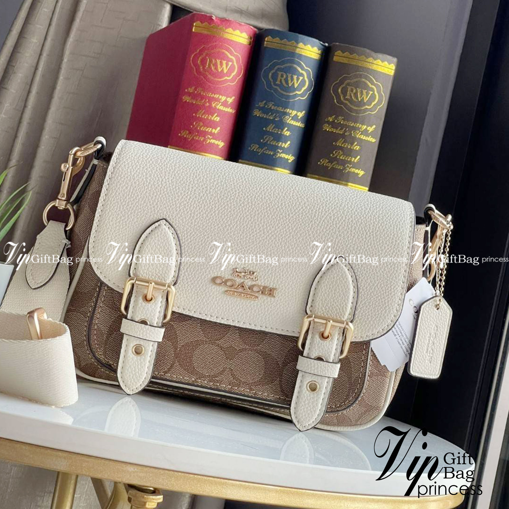 COACH Lucy Crossbody กระเป๋าใบนี้ขนาดกะทัดรัดกำลังดี เพียงพอสำหรับใส่ของจำเป็นที่ต้องการพกติดตัว ที่สำคัญใช้งานง่ายสามารถหยิบของได้สะดวกรวดเร็ว วัสดุผ้าใบเคลือบซิกเนเจอร์และหนังกรวดละเอียด ด้านในมีซิปและกระเป๋าอเนกประสงค์ ปิดสแน็ปอิน กระเป๋าแบบเปิดด้านนอก