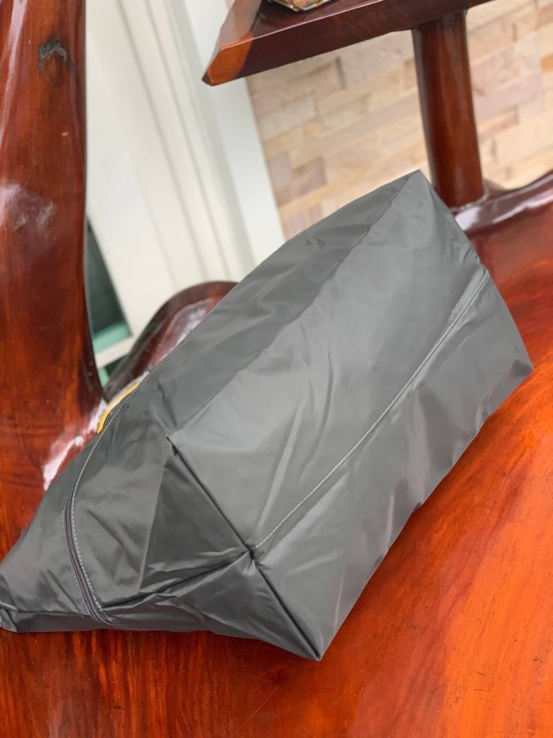 LONGCHAMP LE PLIAGE CLUB TRAVEL BAG กระเป๋าขนาดใหญ่สำหรับการเดินทาง เราเรียกที่นี้ว่า travelling bag รุ่นคลาสสิค มาพร้อมสายสะพายยาวที่ปรับและถอดออกได้ ความพิเศษของรุ่นนี้ที่ครองใจนักเดินทางทั่วโลก คือซิปรอบตรงกลางตัวกระเป๋า สามารถเปิดซิปเพื่อขยายขนาดและพั