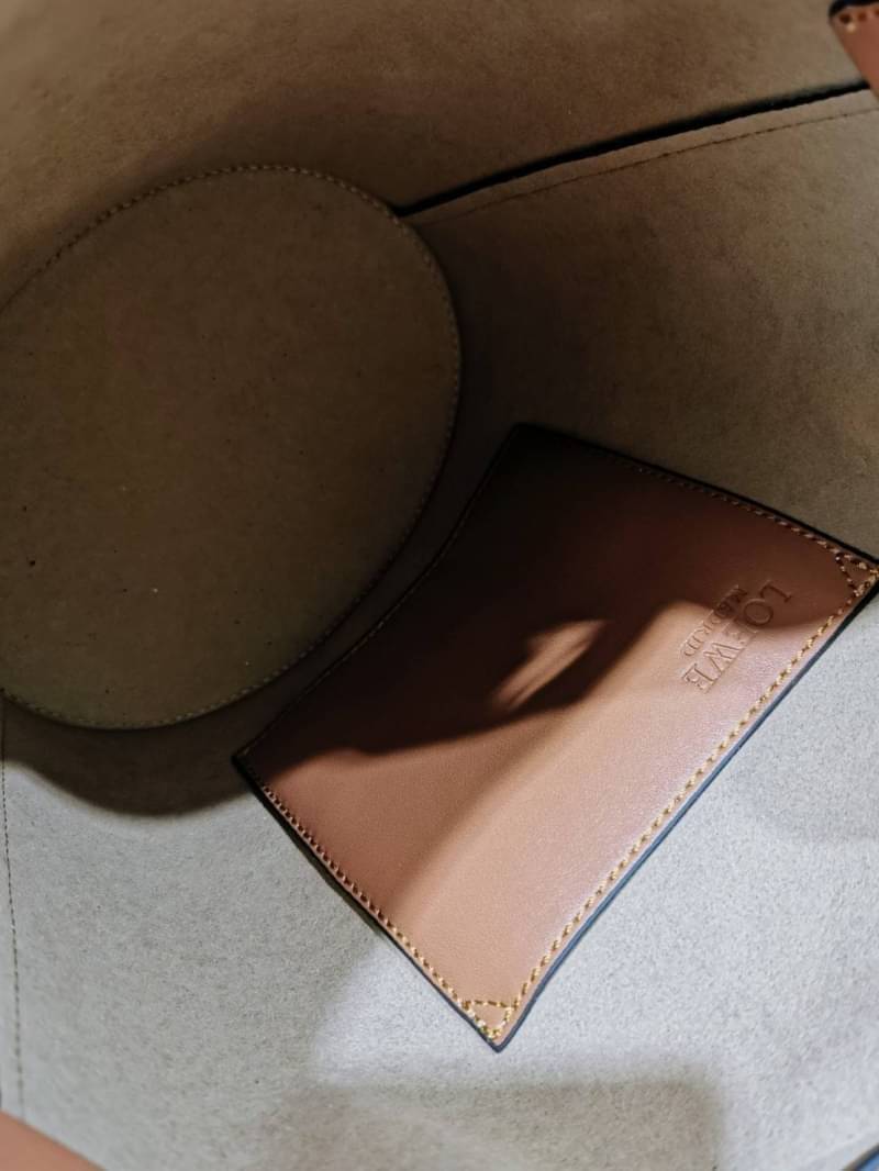 พรีเมี่ยมกิ๊ฟแท้ 100% 】LOEWE CROSSBODY BUCKET BAG GIFT WITH PURCHASE (GWP) กระเป๋าถือหรือสะพายพรีเมี่ยมกิ๊ฟ Limited Edition จาก LOEWE PERFUME DUTYFREE COUNTER