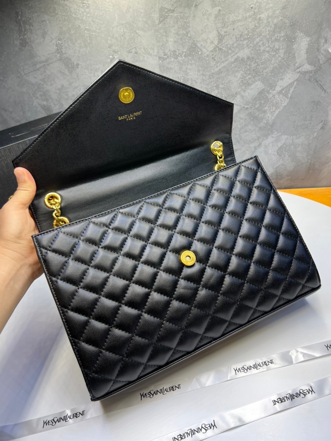 หนังแท้ YSL Saint Laurent Large Cassandra quilted shoulder bag กระเป๋าสะพายใบใหญ่ ดีไซน์ทรงสวยหรู ตอบโจทย์ได้ทุกสไตล์ ภาพสินค้าถ่ายจากงานขายจริง ใช้งานต่างประเทศได้