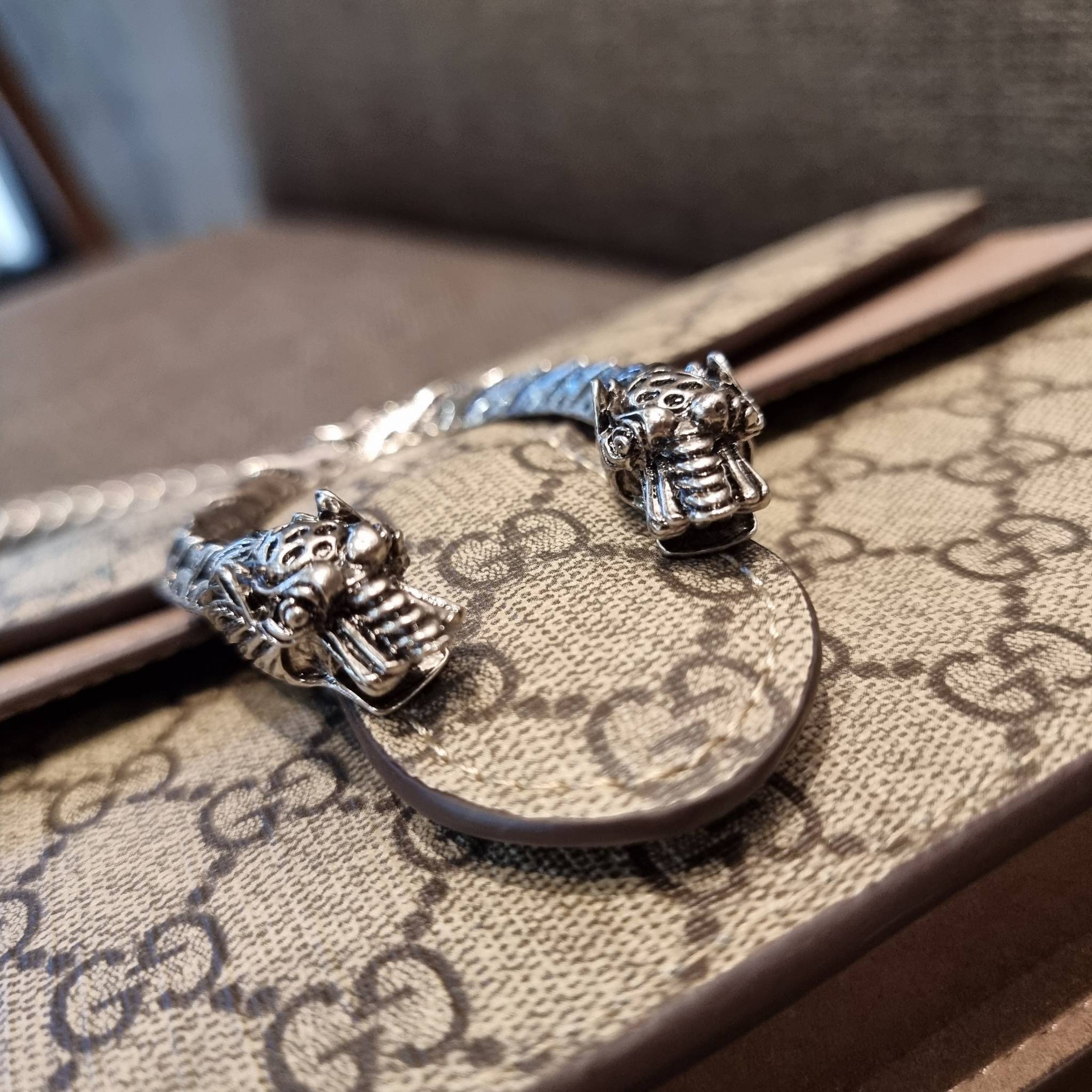 Gucci Small Dionysus GG Shoulder Bag ฮอตสุดไม่มีใครเกิน สวยจริงไม่ทิพย์!! GC CROSSBODY BAG WITH GWP สุดคุ้มจาก duty free กับกระเป๋าสะพายรุ่นที่สาวๆต้องไม่พลาด!! ดึงดูดและสะกดสายตาด้วยอะไหล่ดีเทลหรูรูปหัวสิงโต วัสดุหนังแคนวาส ทนทาน ดูแลรักษาง่าย เปิด-ปิดด้