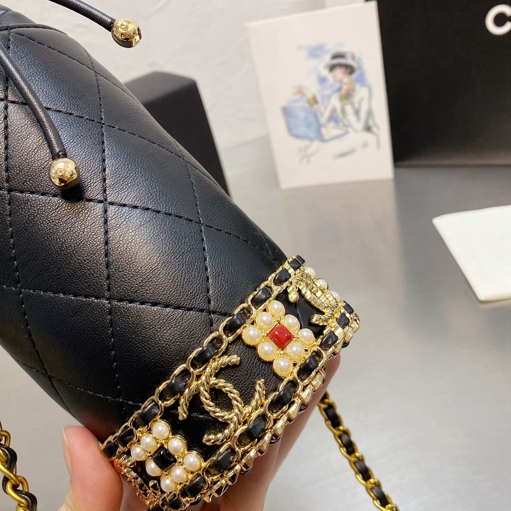 VIP 】CHANEL mini bucket bag น้องคนสวยมาใหม่จ้า รุ่นใหม่กริ๊บ!!ละมุนคุณหนูต้องมาแล้วแหละ กระเป๋าทรงถังไซส์มินิ ใช้งานง่ายด้วยการรูดหนังปิดรอบปากกระเป๋า ทุกอย่างลงตัวที่สุด!! น่ารักมากๆ หนังลายคลาสสิคแต่งมุกอะไหล่ทองขอบล่าง เปิดแบบหูรูด มาพร้อมสายสะพายนาวคร