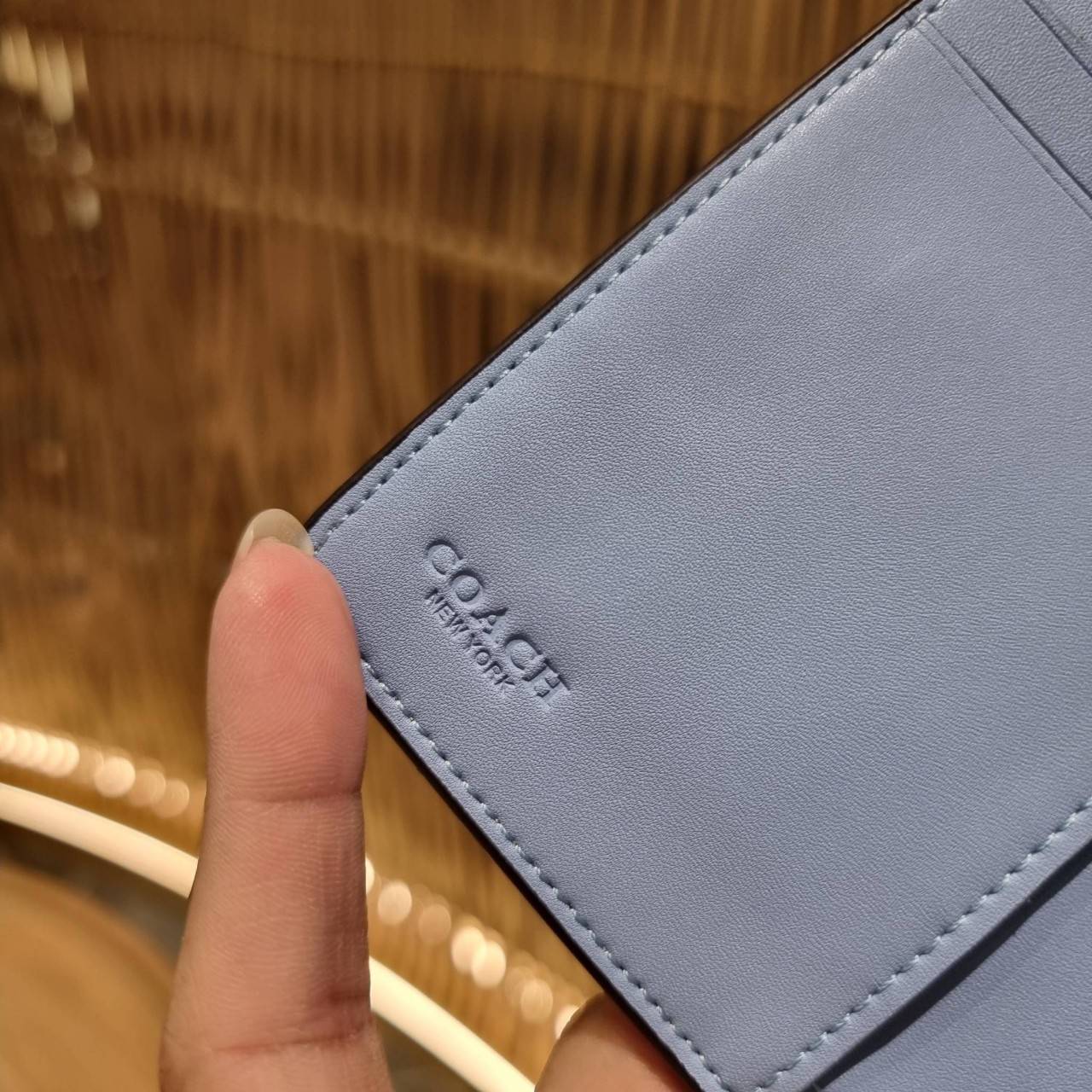 COACH C0082 MEDIUM CORNER ZIP WALLET IN SIGNATURE CANVAS ดีไซน์ใหม่ล่าสุด!! กระเป๋าสตางค์ใบกลาง 👛 ขนาดกำลังเหมาะมือ วัสดุหนังแคนวาสเคลือบลาย ดูแลรักษาง่าย มีช่องใส่บัตรและธนบัตรครบ และช่องซิปแยกไว้ใส่เหรียญ ครบเซ็ทแบบนี้เหมาะส่งต่อเป็นของขวัญที่สุ