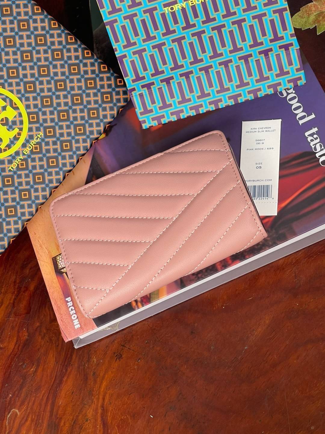 ของแท้ 💯% 】Tory burch kira chevron medium slim wallet กระเป๋าสตางค์หนังแกะขนาดmedium size การตัดเย็บหนังแกะแสนนุ่มแบบลายบุสองชั้น สัมผัสนุ่มควบคู่กับดีไซน์อันเป็นเอกลักษณ์ ดูแพงด้วยโลโก้ด้านหน้าสีทองสวยหรู