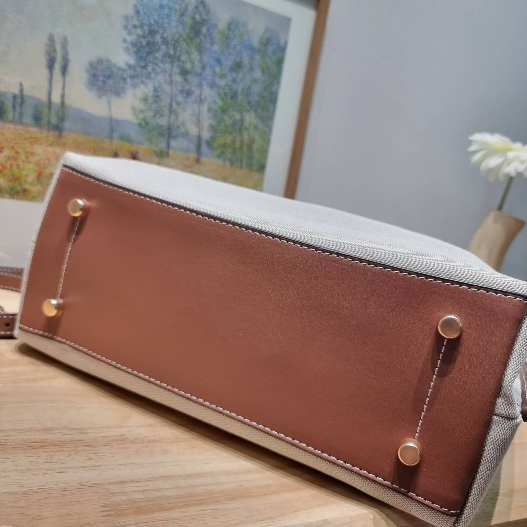 COACH CH189 HANNA CARRYALL น้องใหม่ เรียบหรู ดูแพง กับกระเป๋าถือ/สะพายทรงสวย โทนสีคลาสสิค ดีไซน์ตกแต่งสายคาดจับจีบข้างกระเป๋าเพิ่มดีเทล มาพร้อมหูจับในตัว